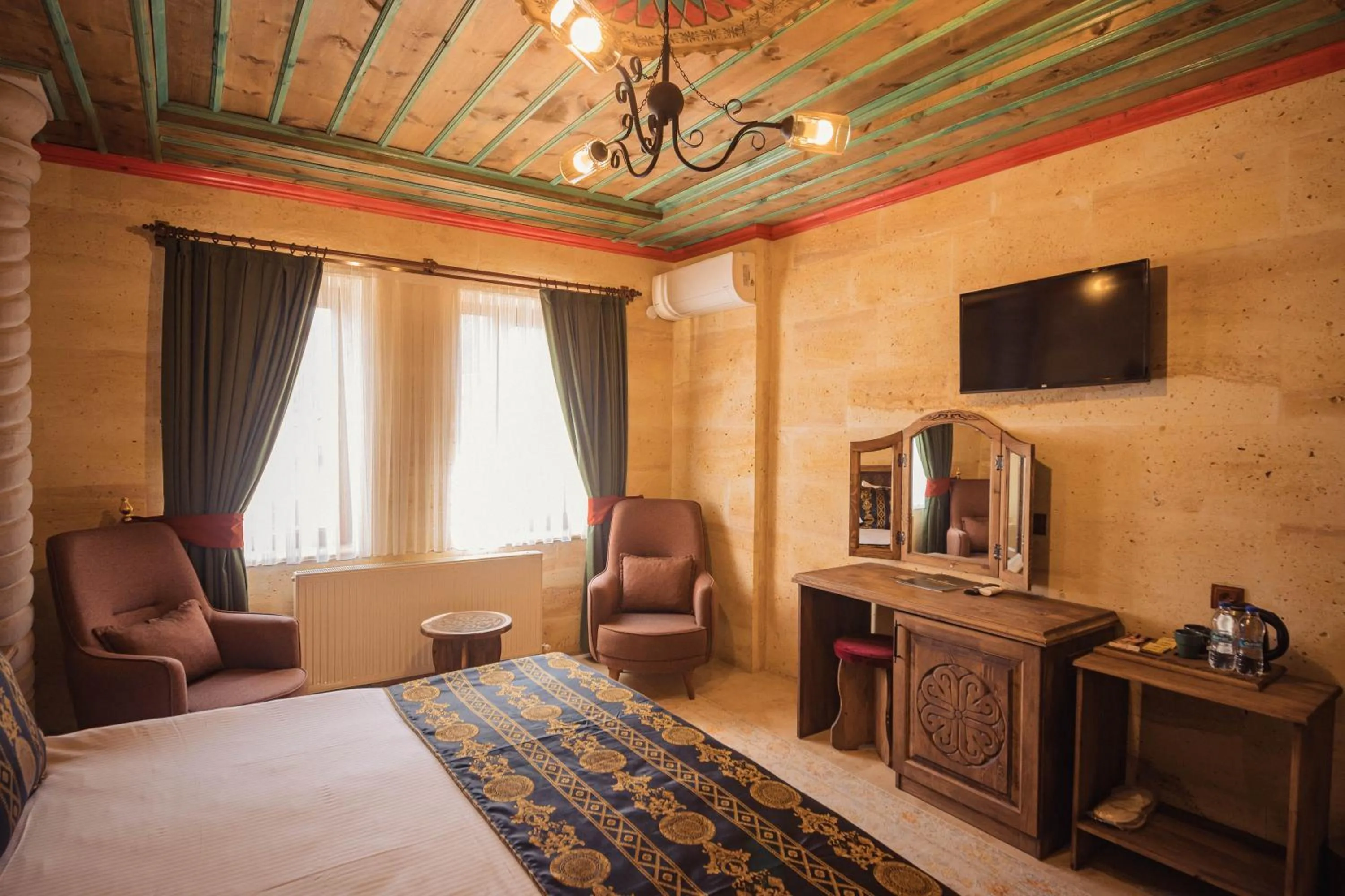 Communal lounge/ TV room, Bed in Olivia Cave Hotel