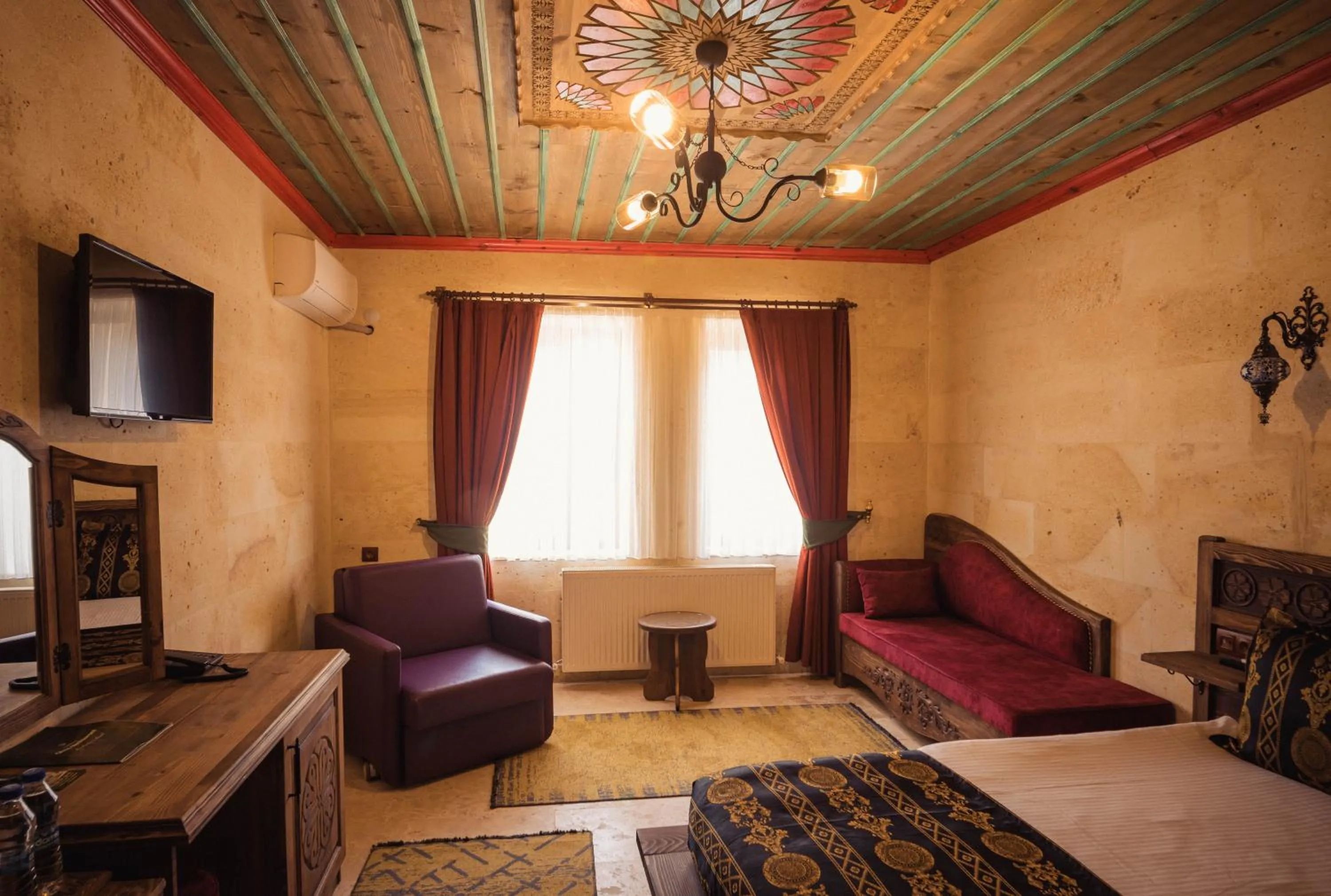 Communal lounge/ TV room, Bed in Olivia Cave Hotel