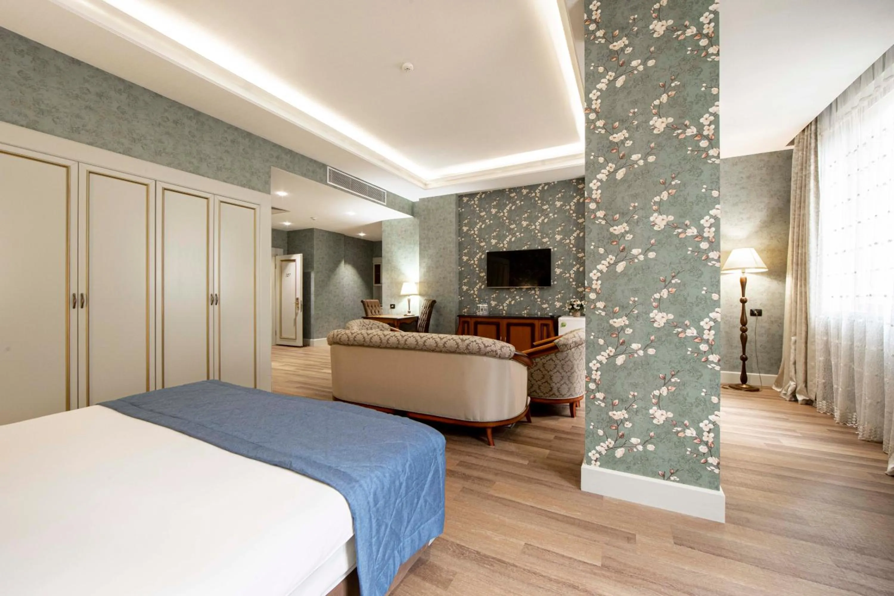 Photo of the whole room, Bed in Sapphire Inn Hotel