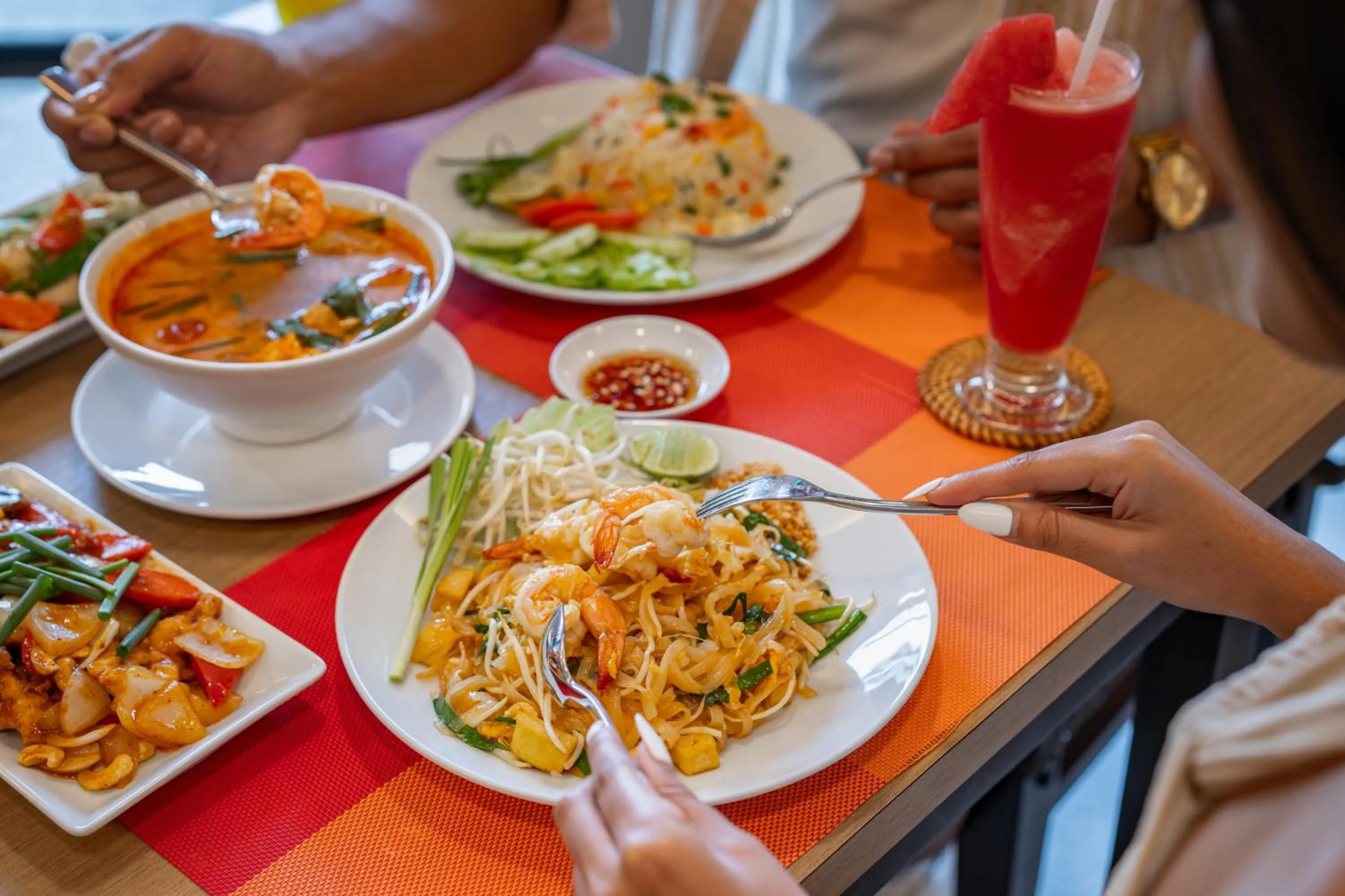 Restaurant/places to eat in Citrus Patong Hotel by Compass Hospitality