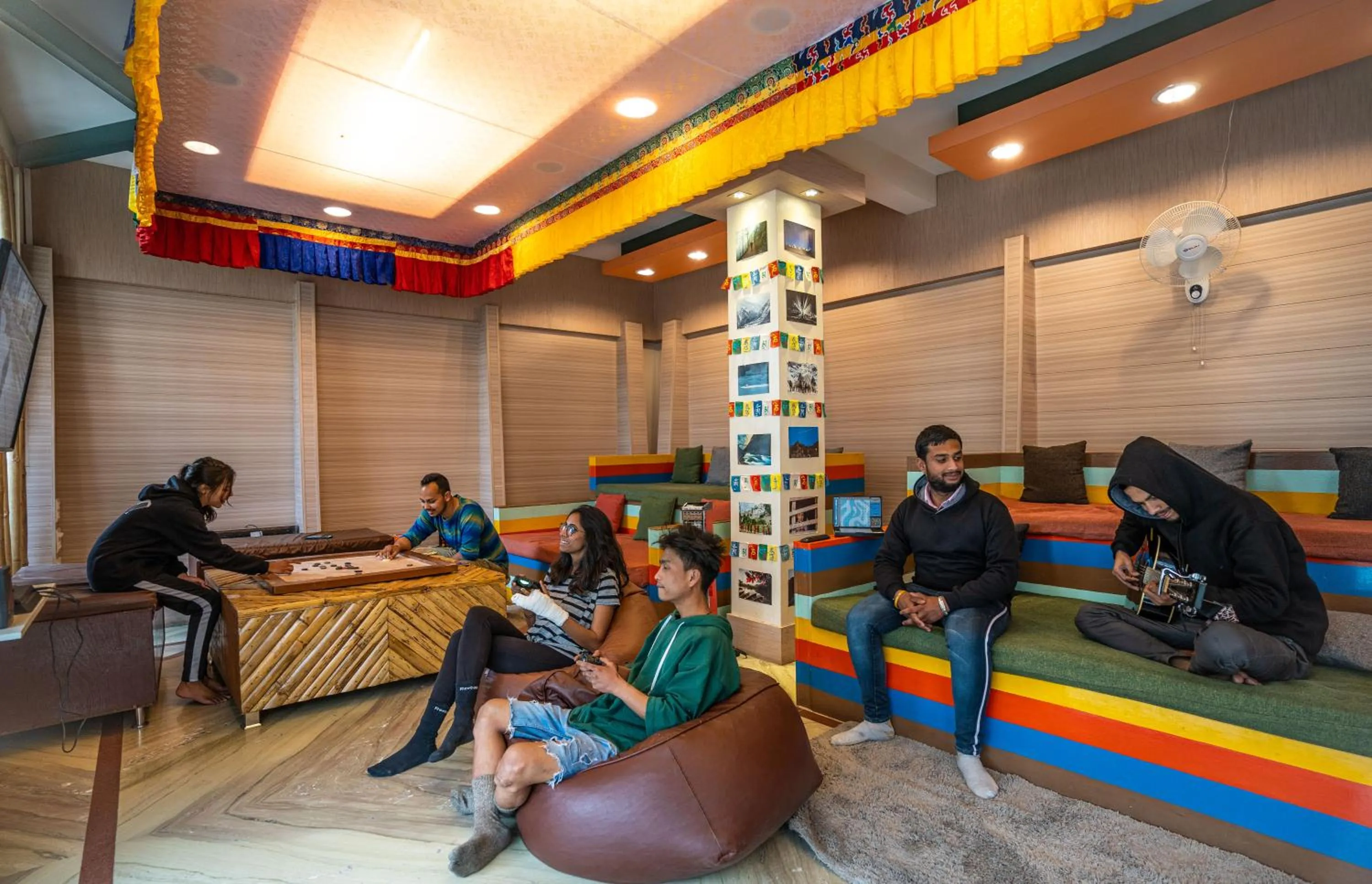 Communal lounge/ TV room in The Trippy Tribe