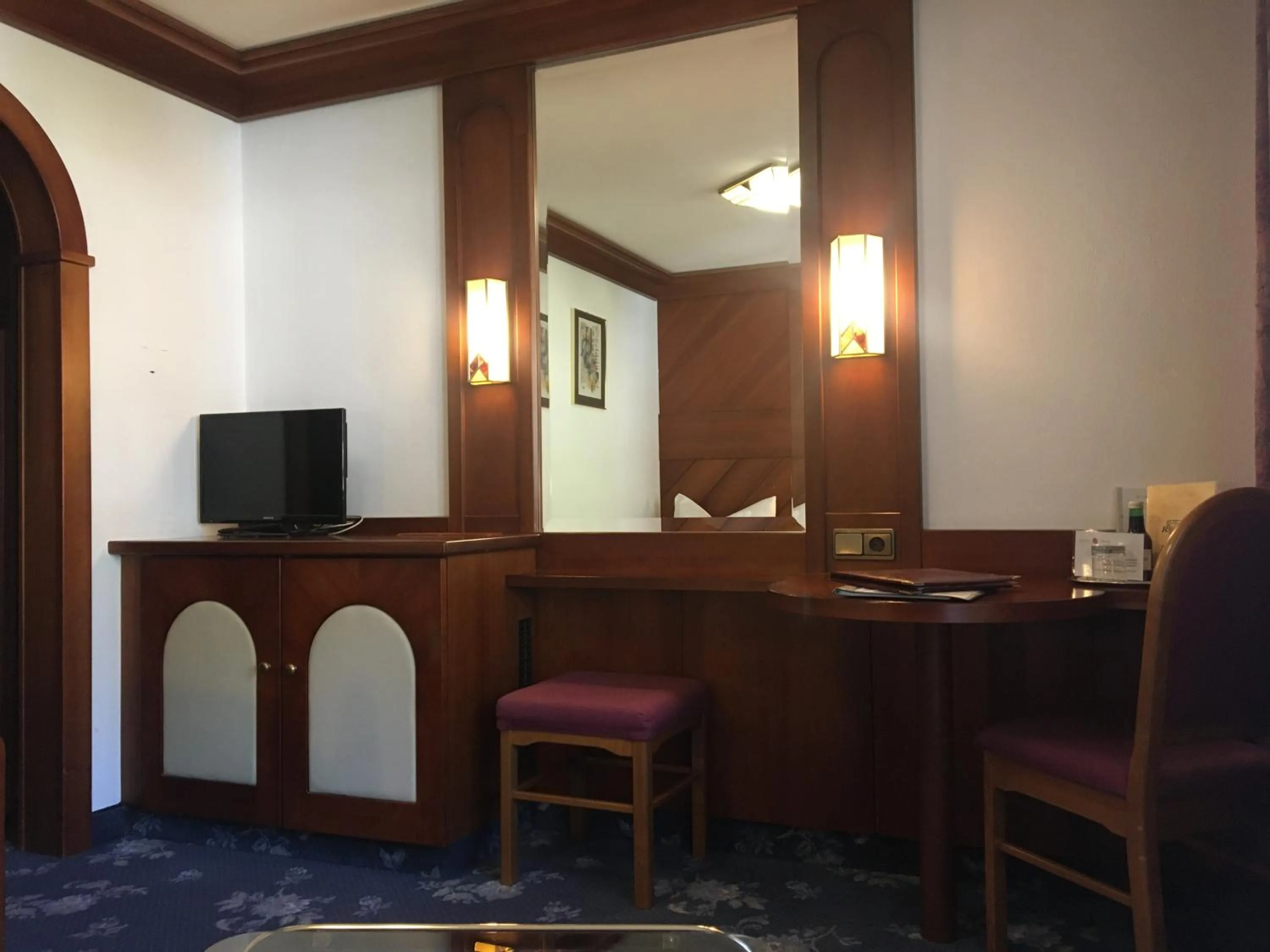 TV and multimedia in Hotel Tyrolis