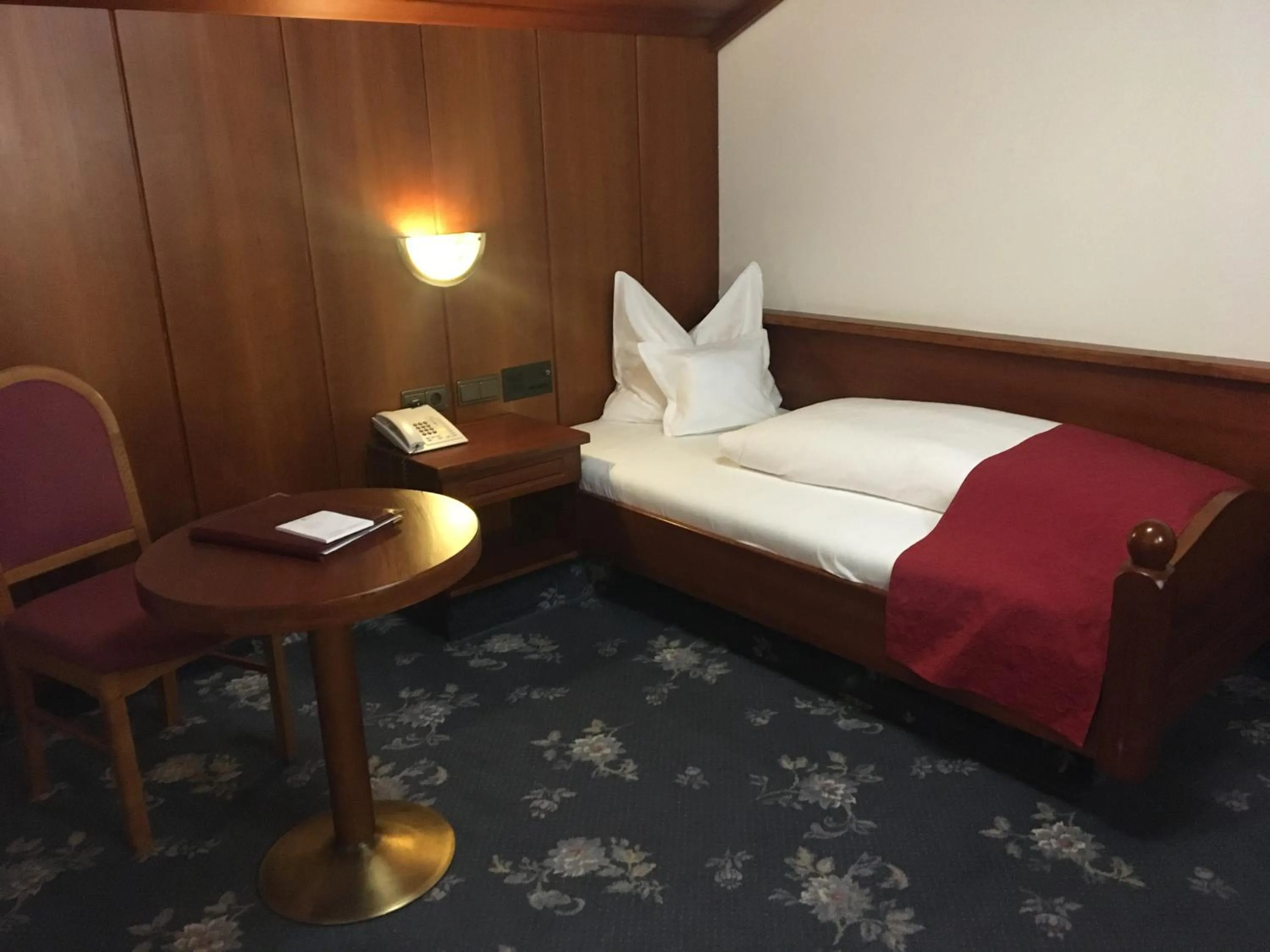 Bed in Hotel Tyrolis