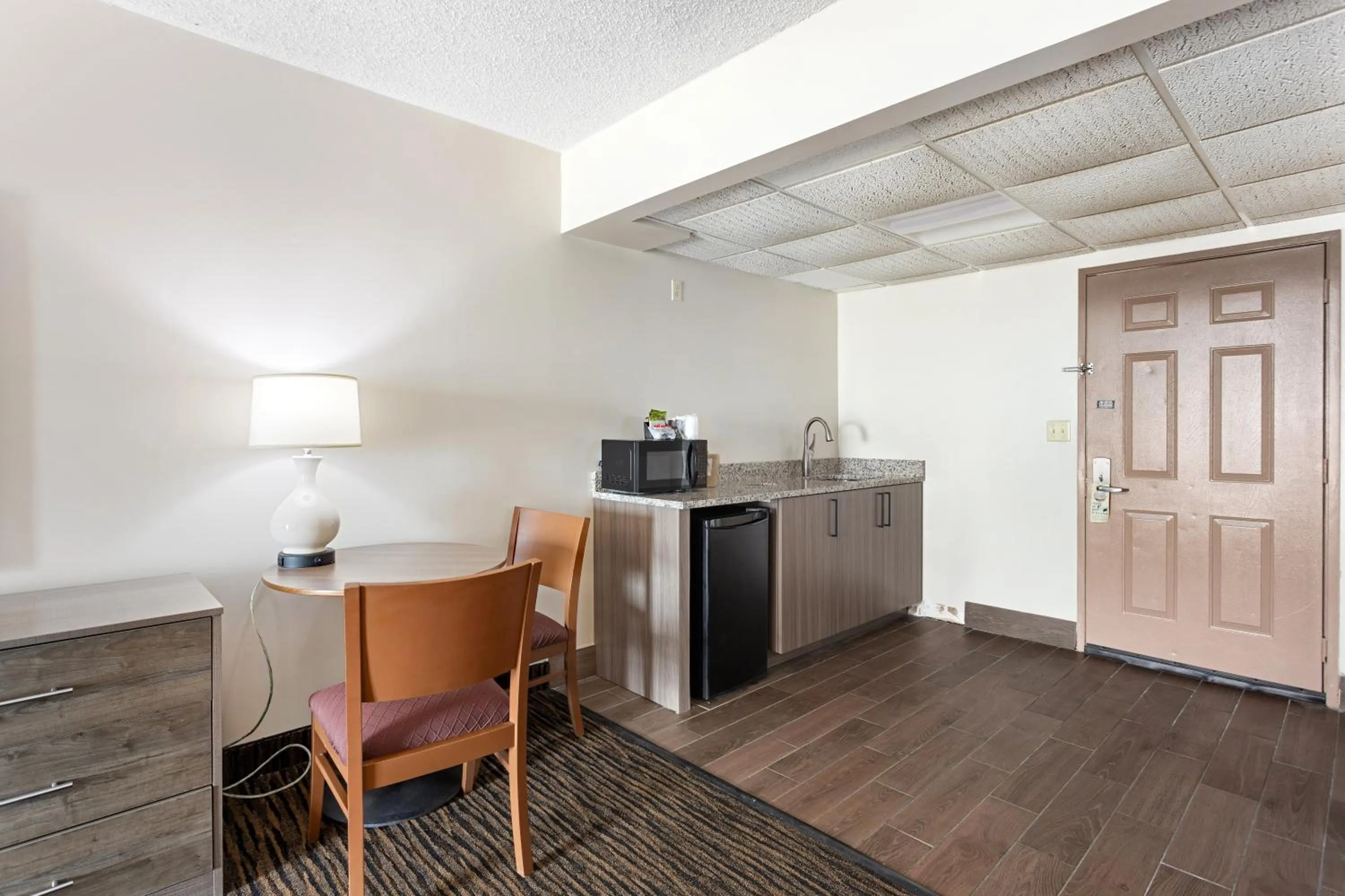 Kitchen or kitchenette in Americana Motor Inn on Boardwalk
