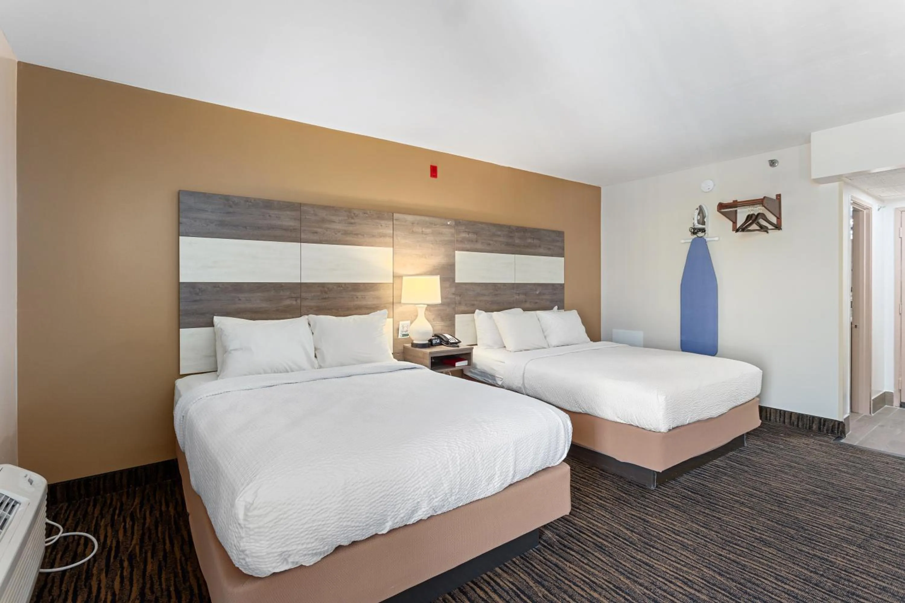 Bed in Americana Motor Inn on Boardwalk