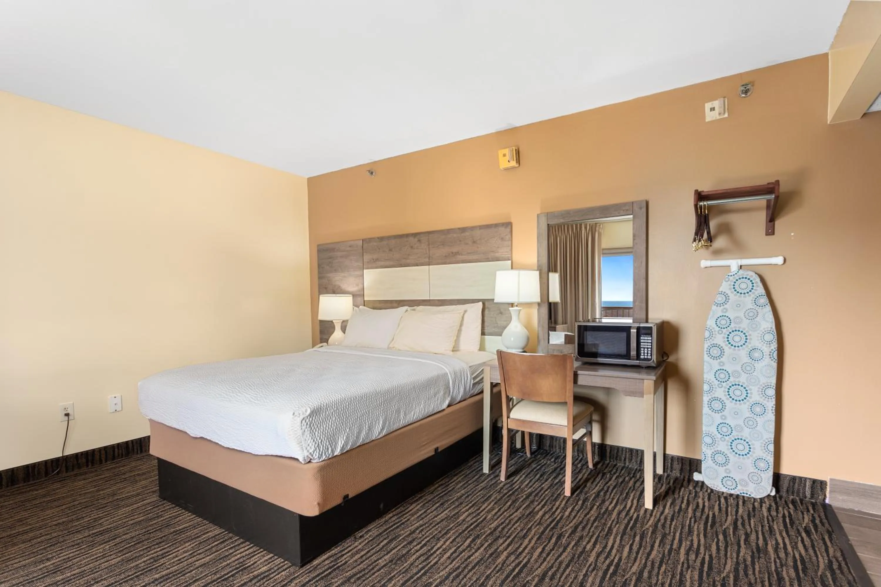 Bedroom, Bed in Americana Motor Inn on Boardwalk