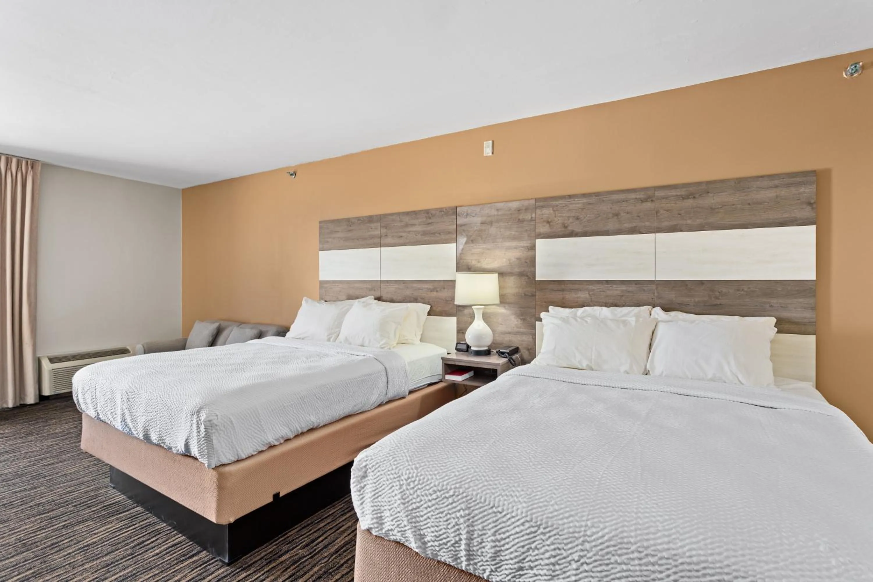 Bedroom, Bed in Americana Motor Inn on Boardwalk