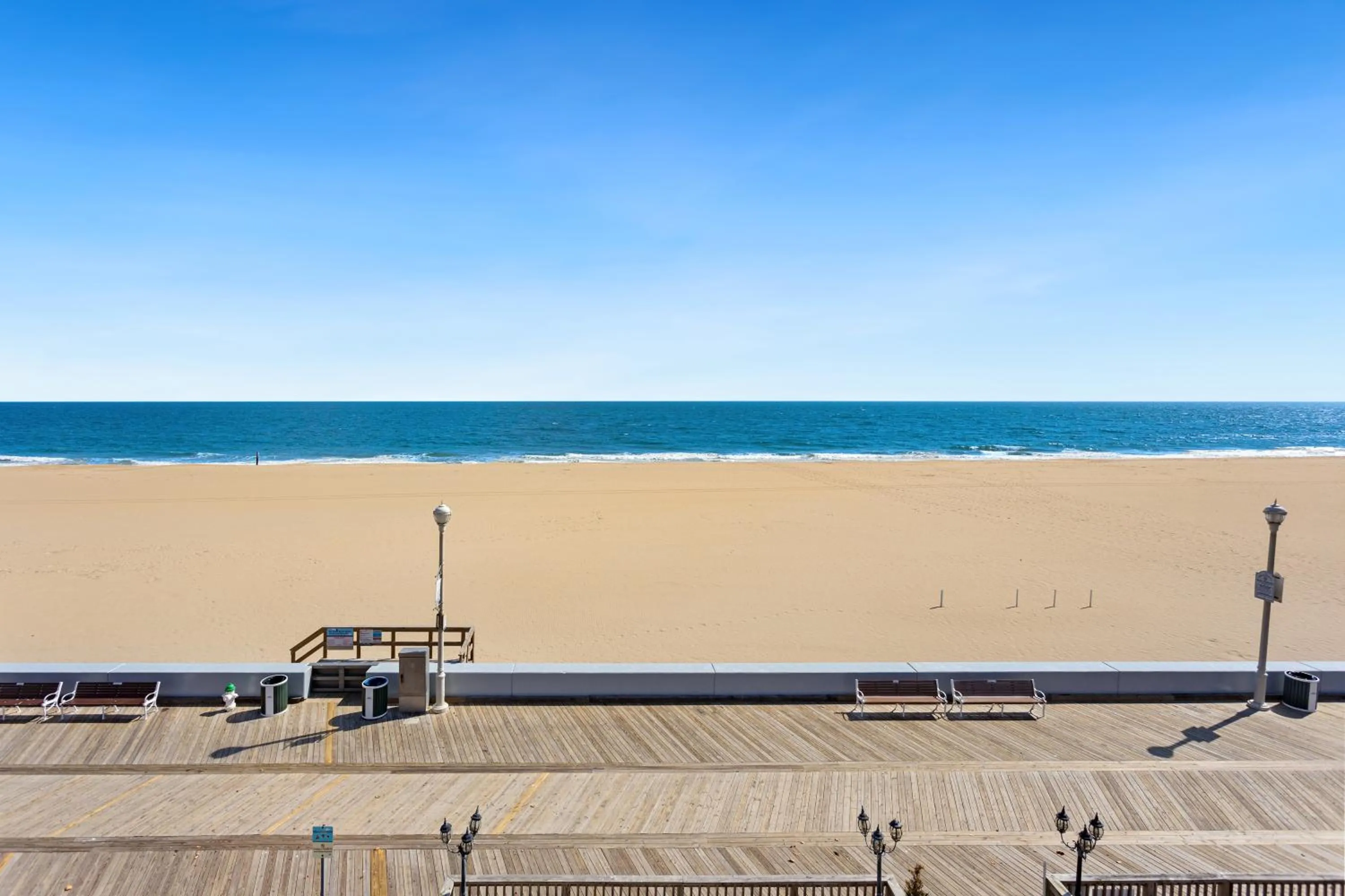 Sea view in Americana Motor Inn on Boardwalk