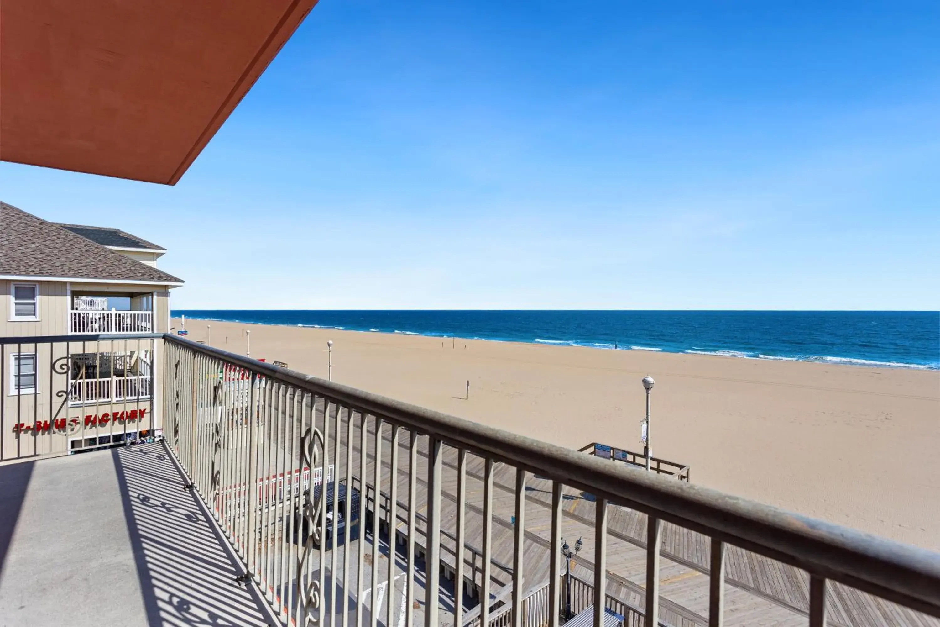Family Room with Front Sea View in Americana Motor Inn on Boardwalk Family Room with Front Sea View in Americana Motor Inn on Boardwalk