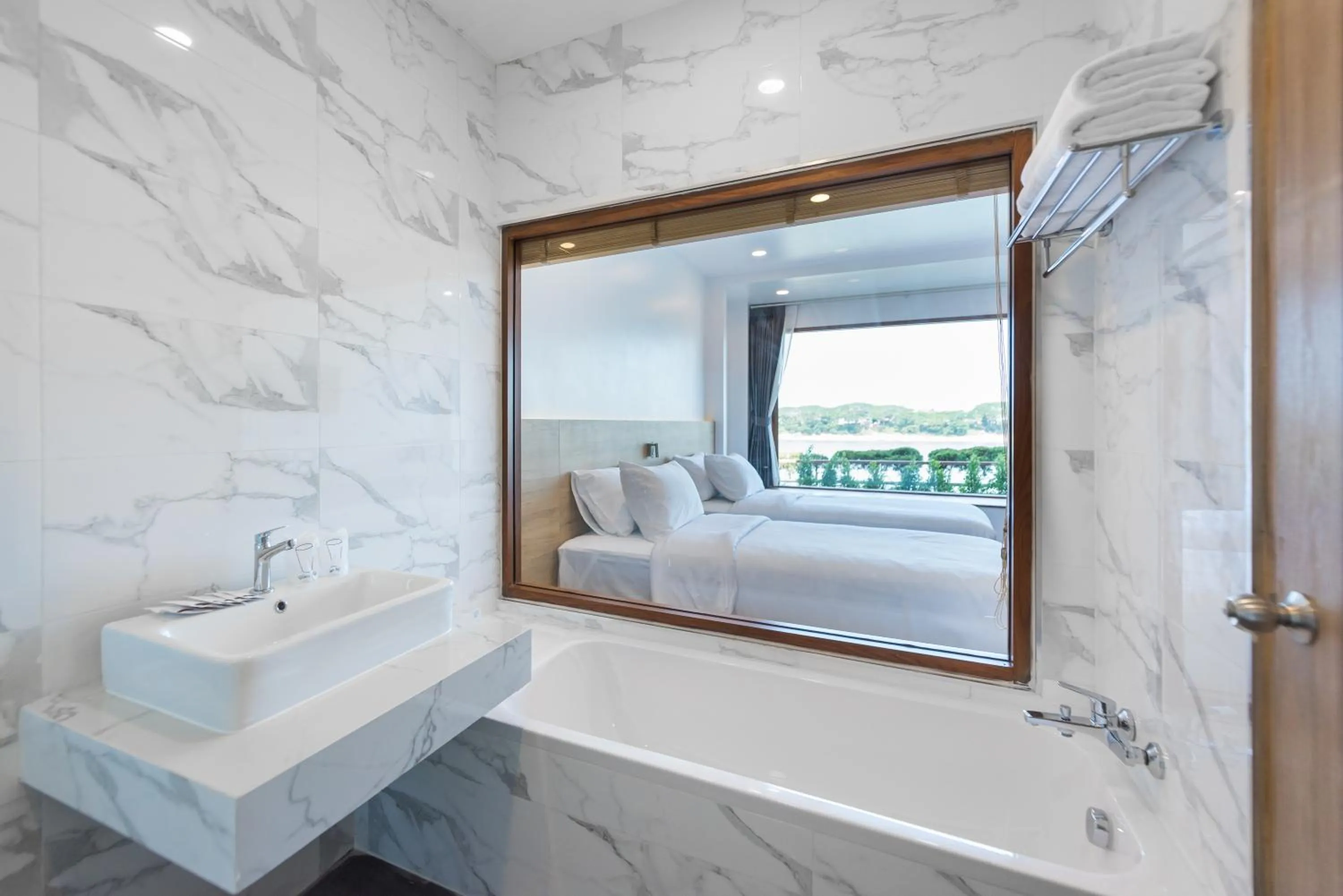 Bathroom, Bed in Chiangkhan River Walk Hotel