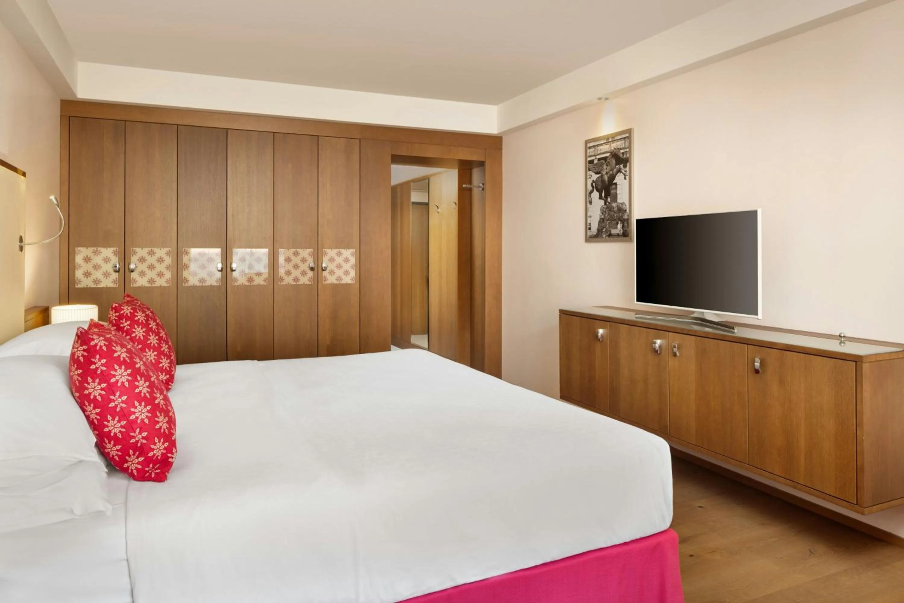 Bedroom, Bed in Sheraton Grand Salzburg