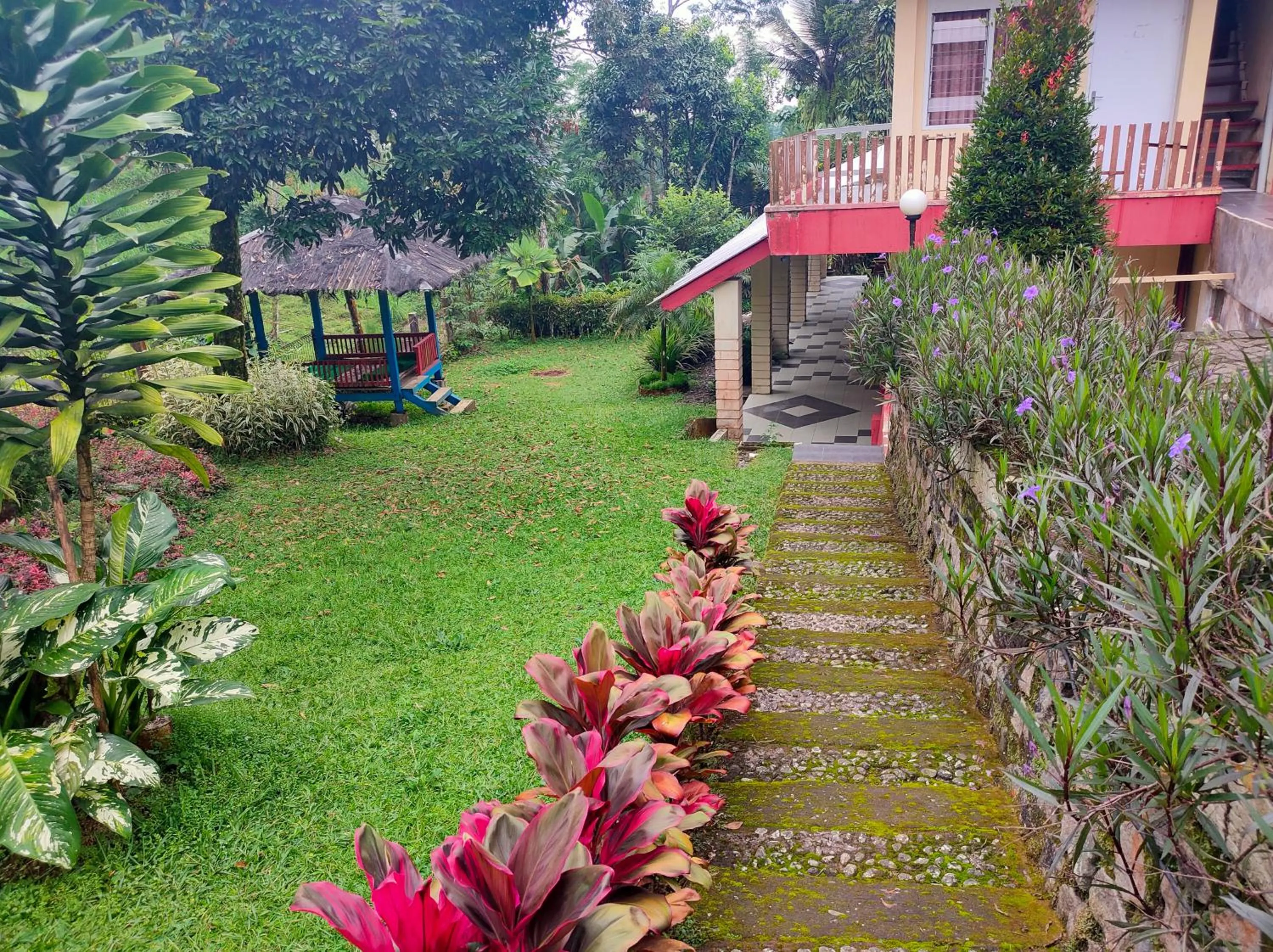 Garden in Hotel Anita Baturaden Mitra RedDoorz