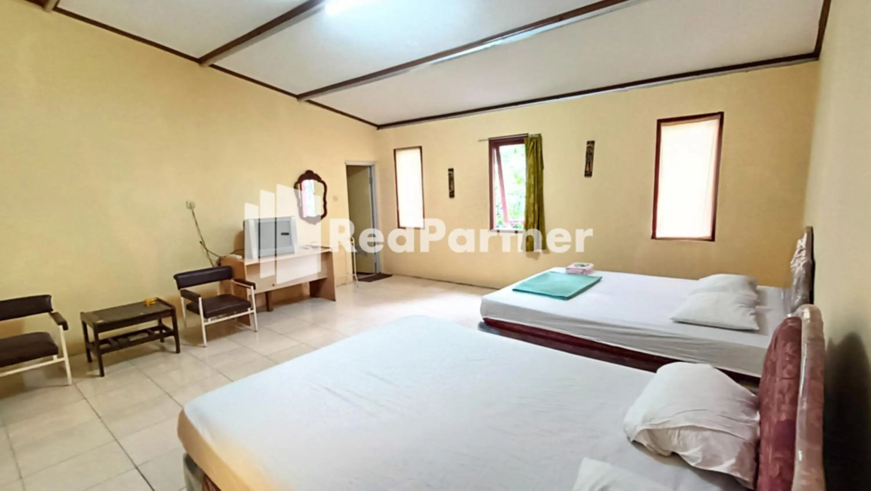 Bedroom, Bed in Hotel Anita Baturaden Mitra RedDoorz