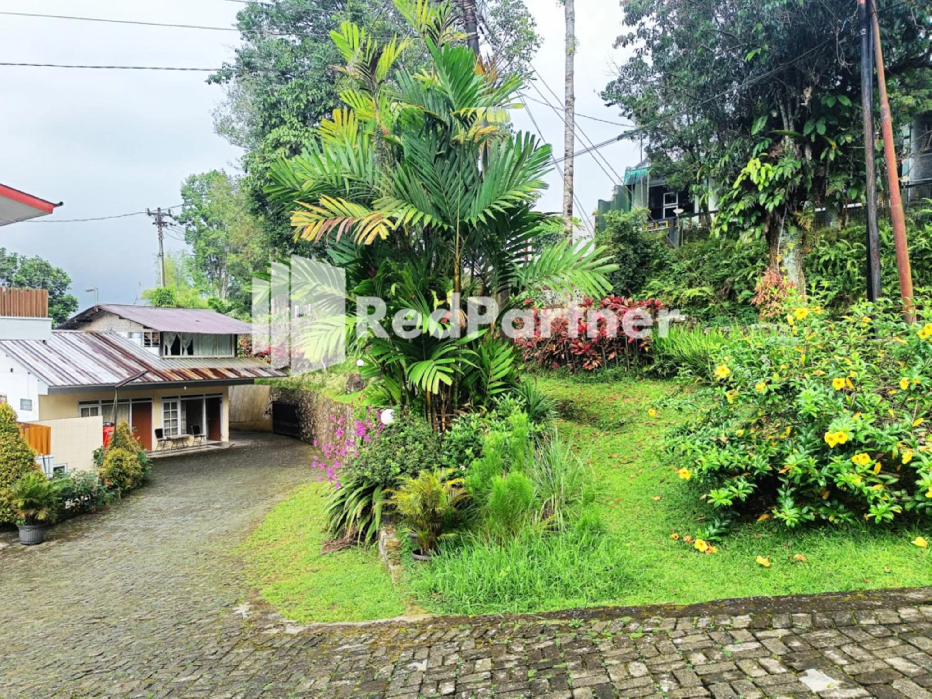 Garden view in Hotel Anita Baturaden Mitra RedDoorz