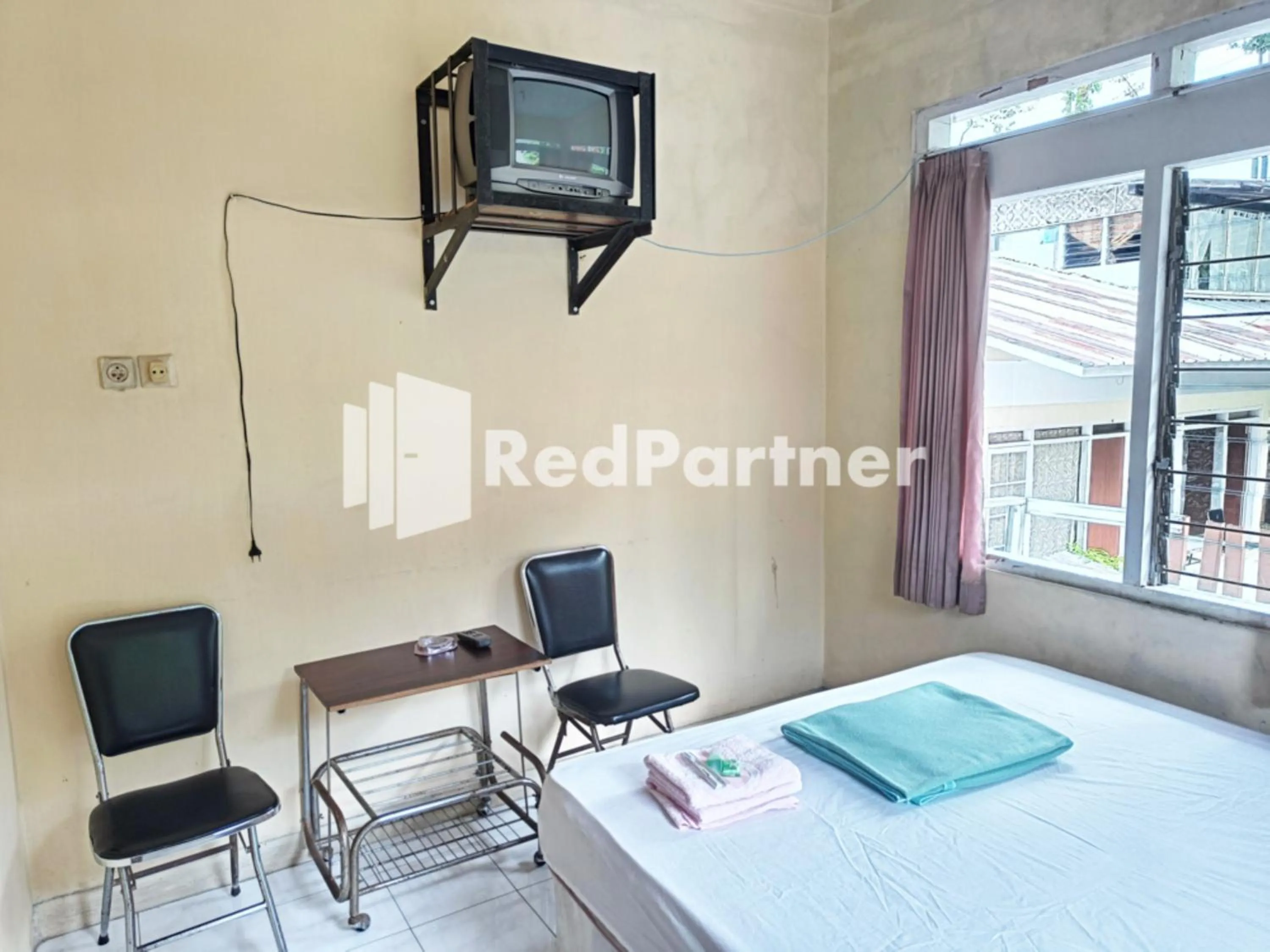 Bedroom, Bed in Hotel Anita Baturaden Mitra RedDoorz