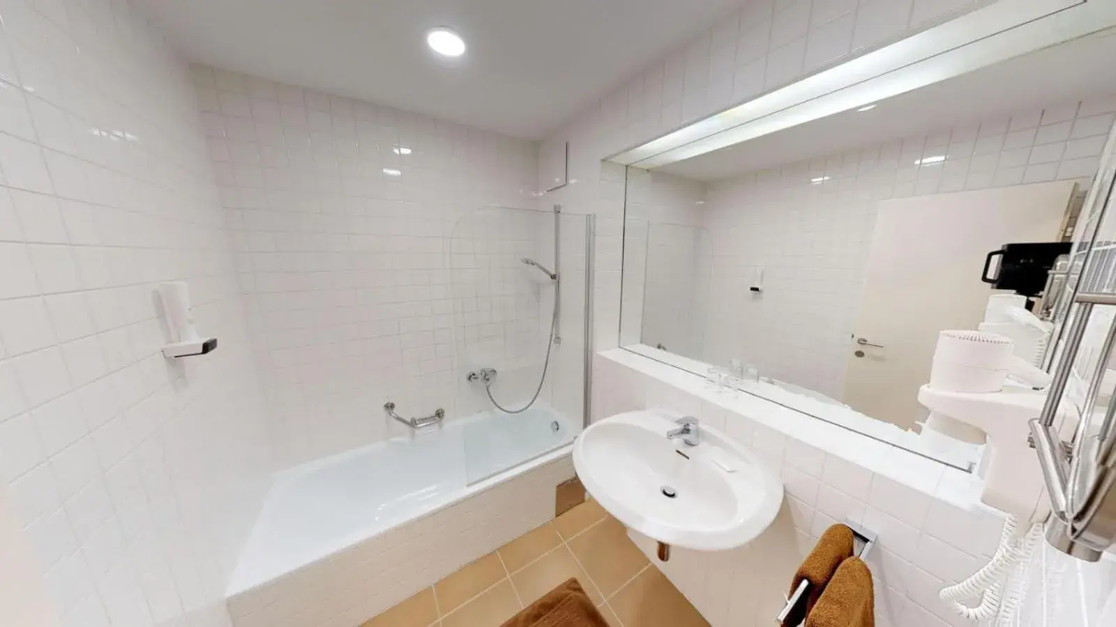 Deluxe Double Room (2 Adults + 1 Child) - single occupancy in Hotel Schlair Deluxe Double Room (2 Adults + 1 Child) - single occupancy in Hotel Schlair