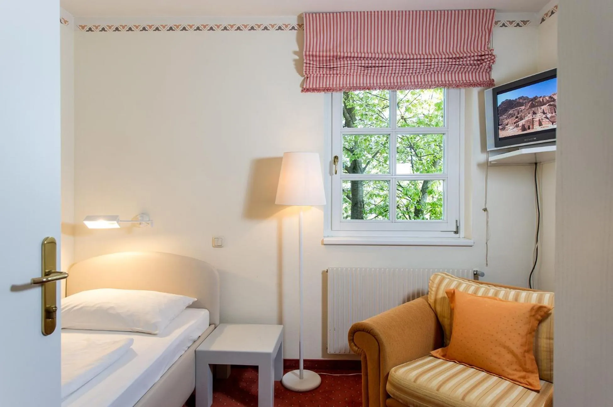 Photo of the whole room, Bed in Lust und Laune Hotel am Wörthersee