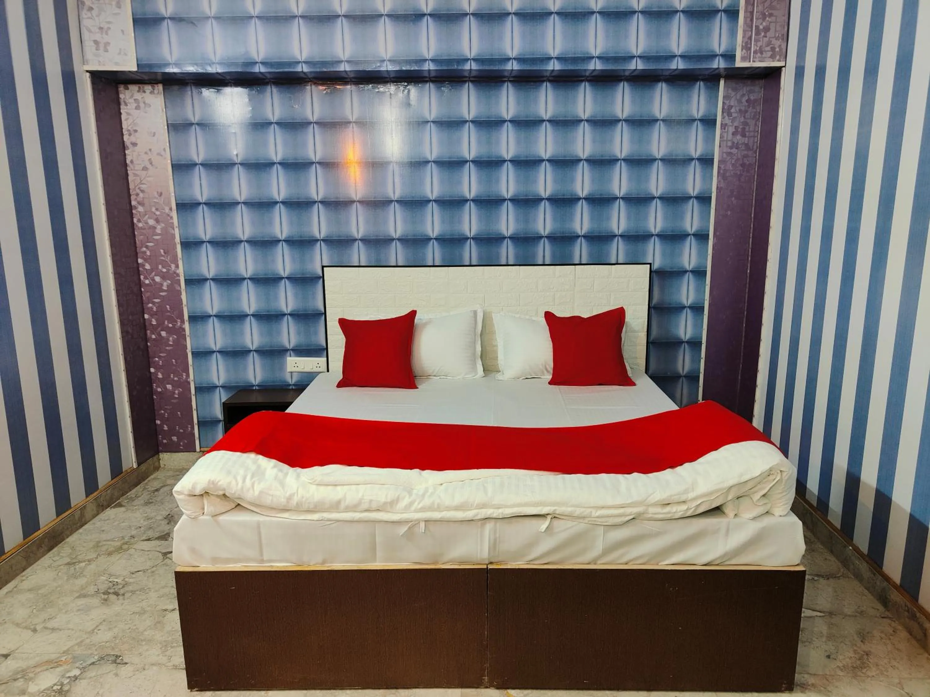 Toilet, Bed in Hotel kingsman