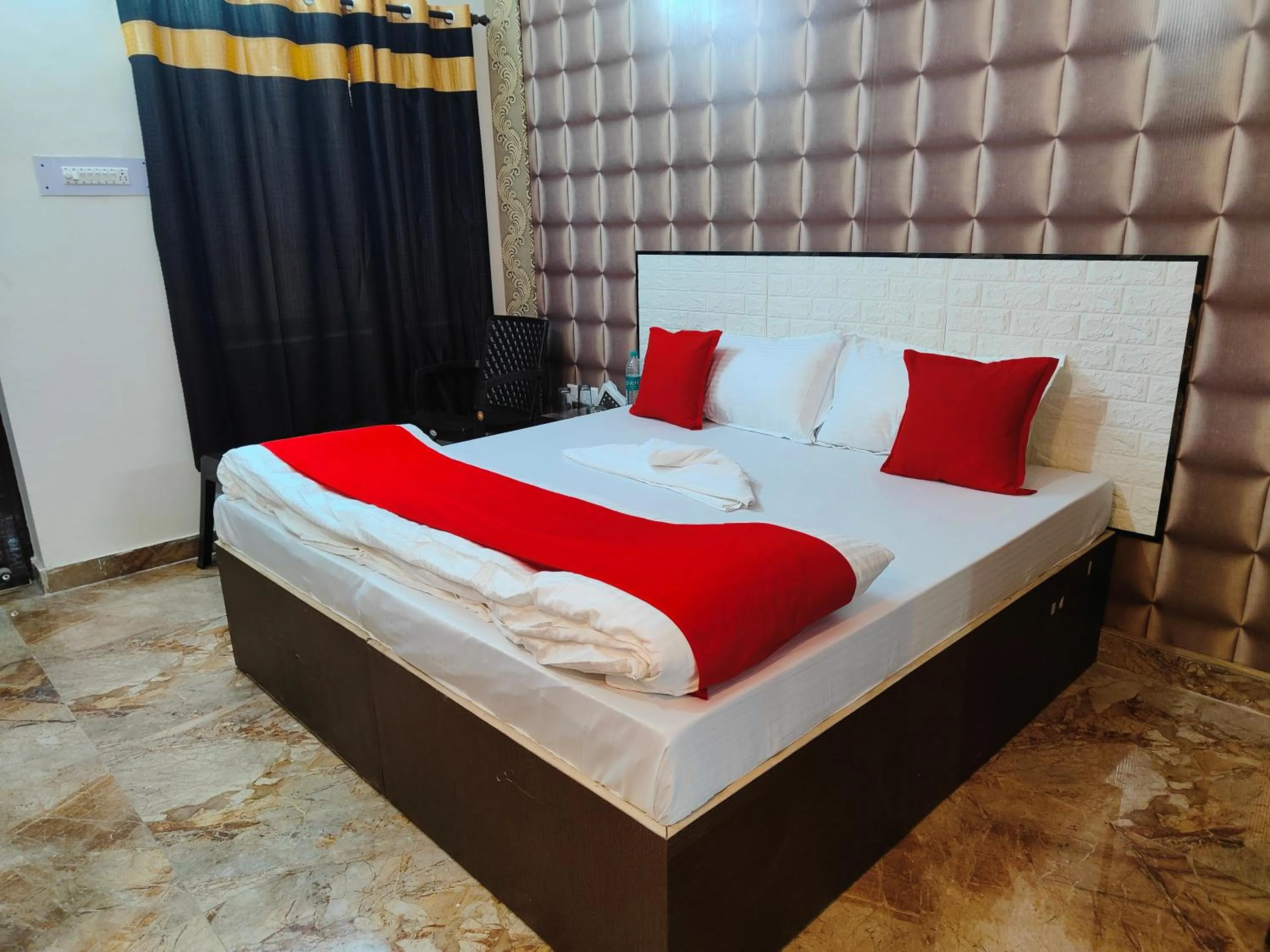 Seating area, Bed in Hotel kingsman