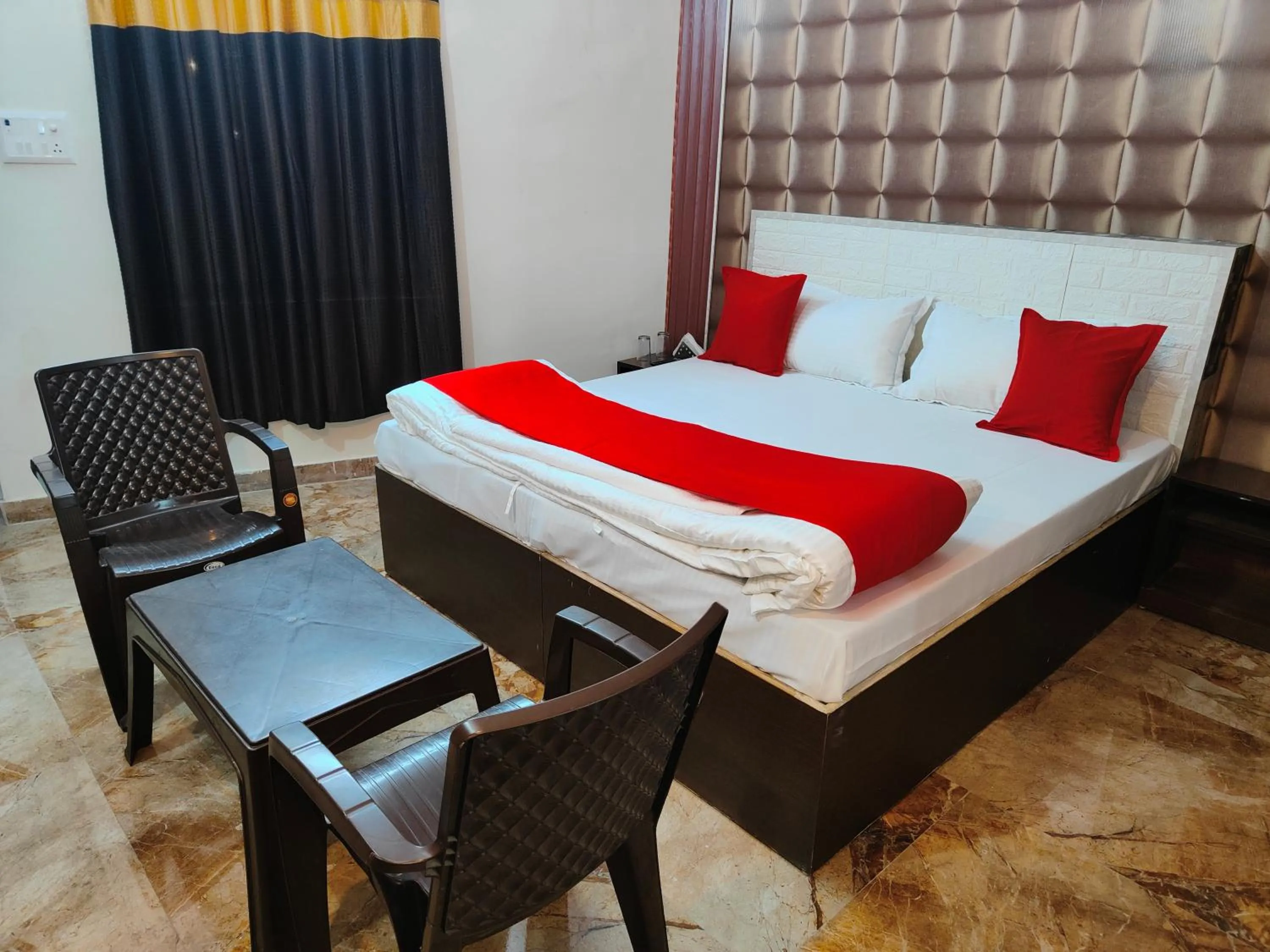 Seating area, Bed in Hotel kingsman