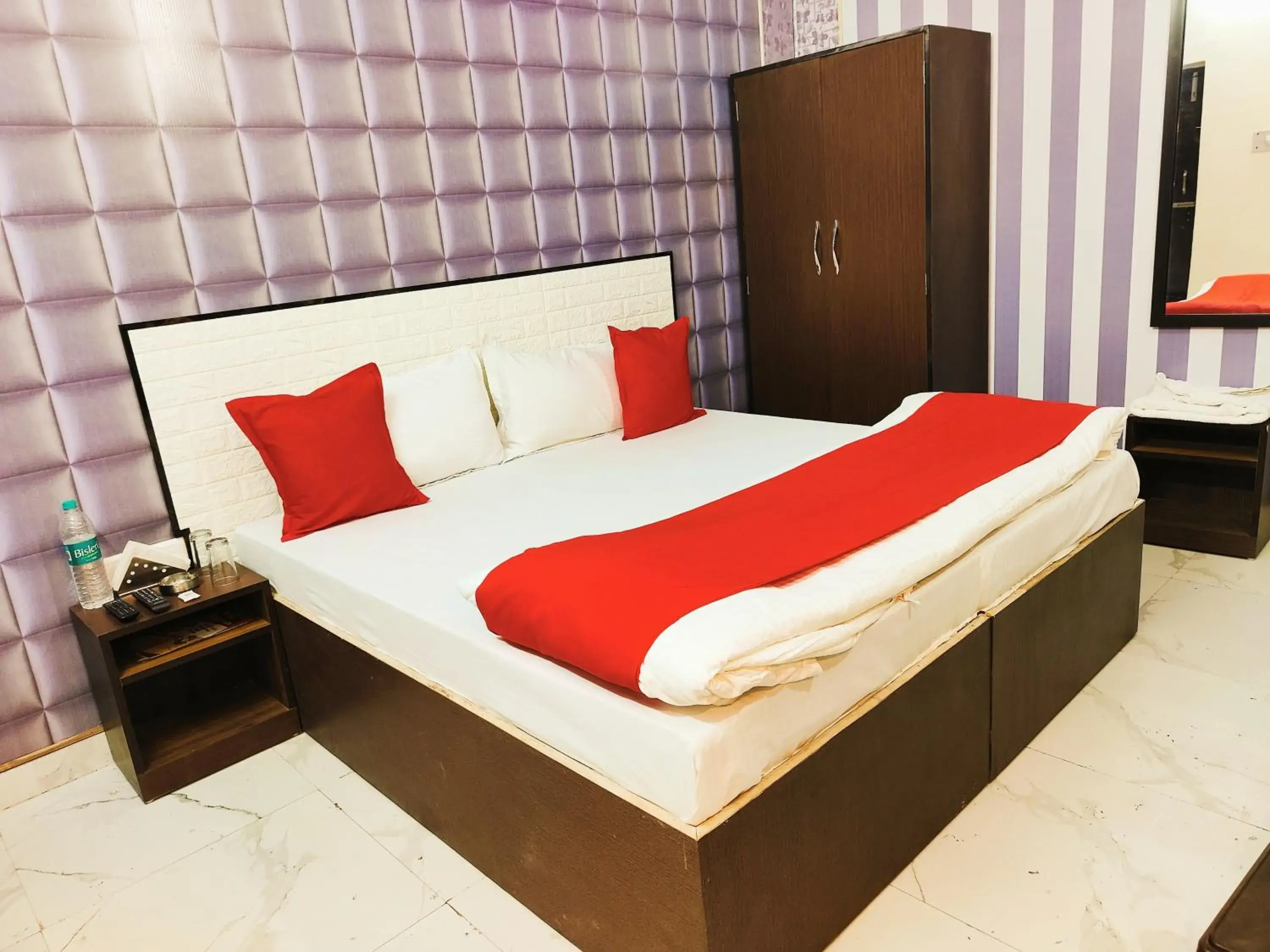 Deluxe Double Room (2 Adults + 1 Child) in Hotel kingsman Deluxe Double Room (2 Adults + 1 Child) in Hotel kingsman