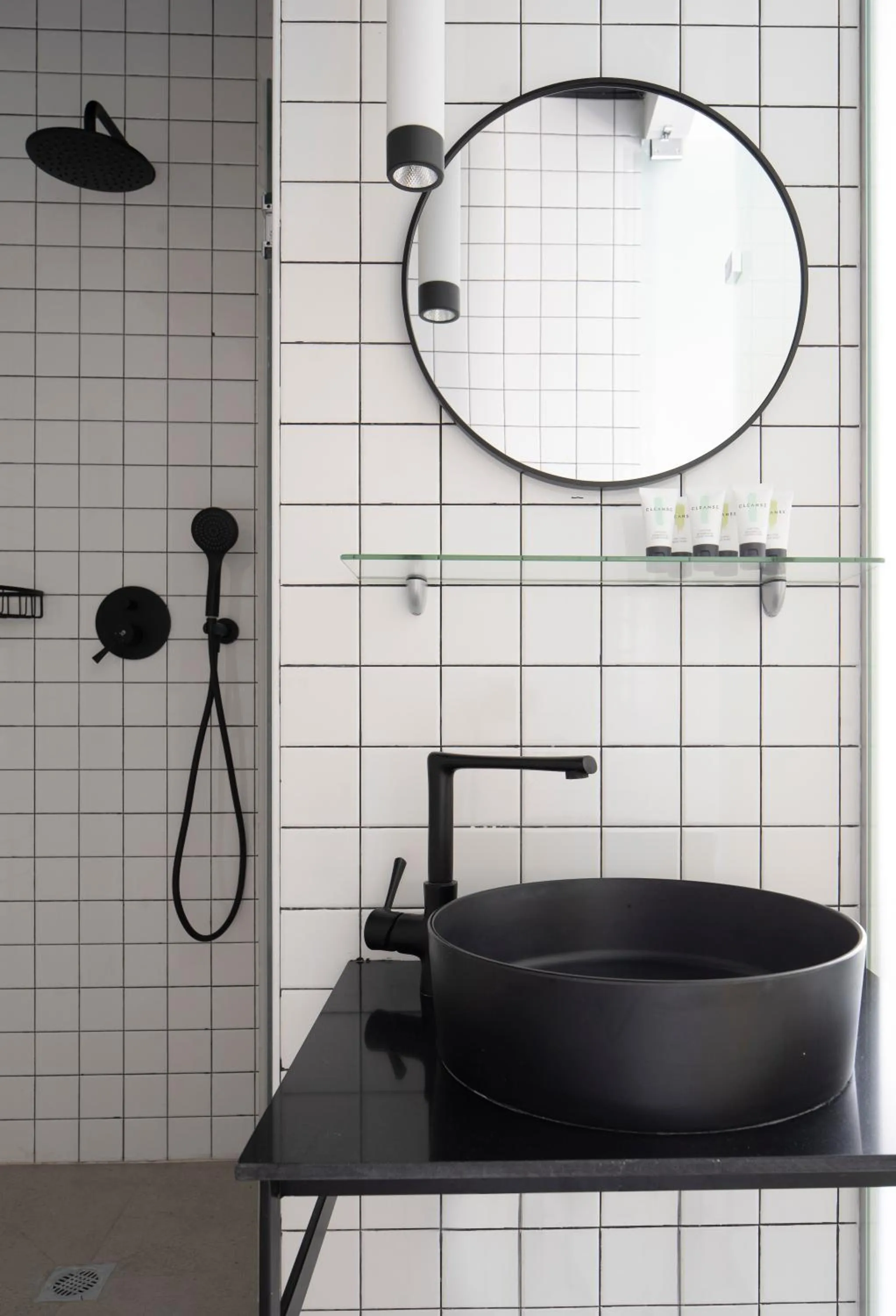 Toilet in De' Mar Florentine By Peraia