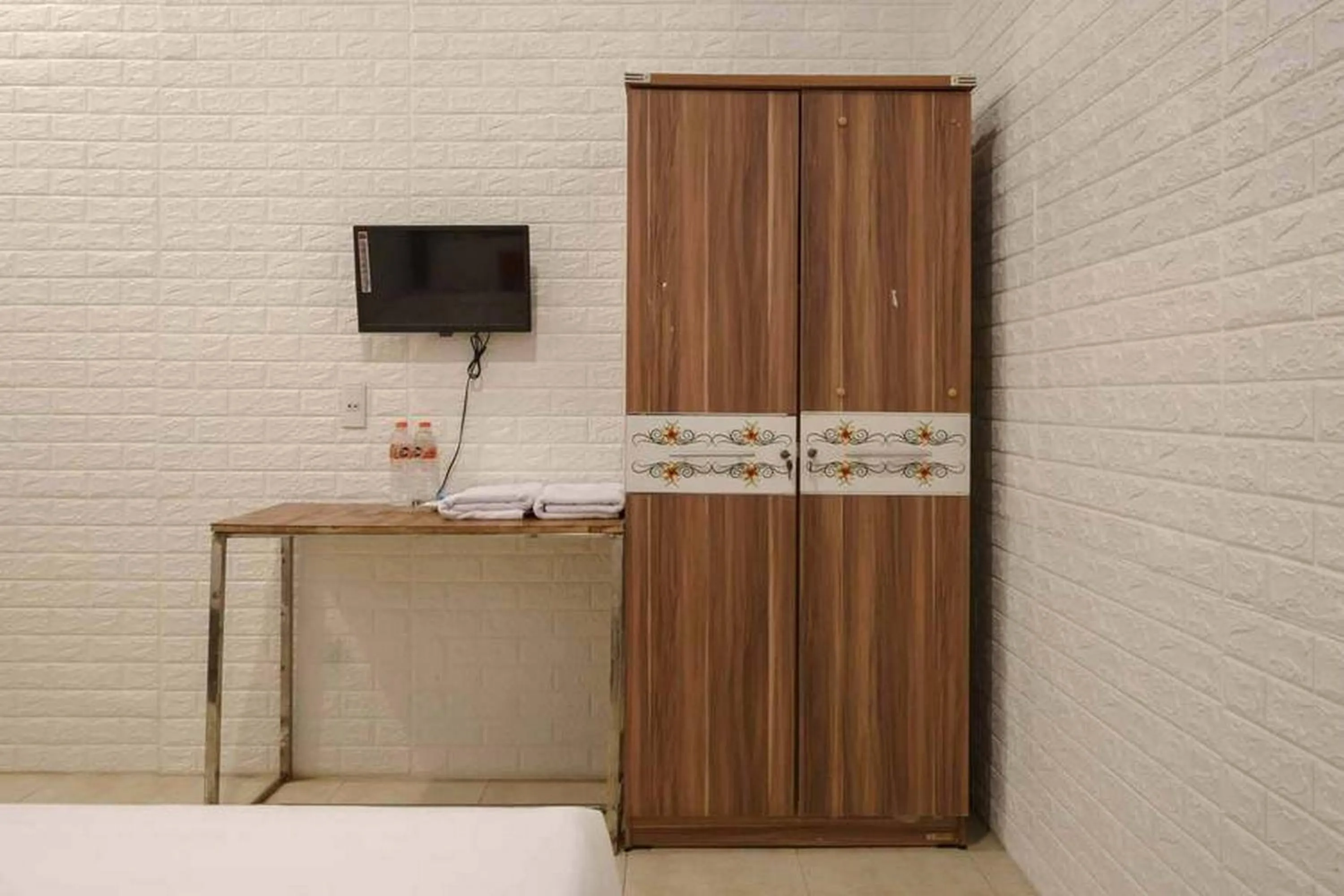 wardrobe in RedDoorz at Mutiara Residence Deli Serdang