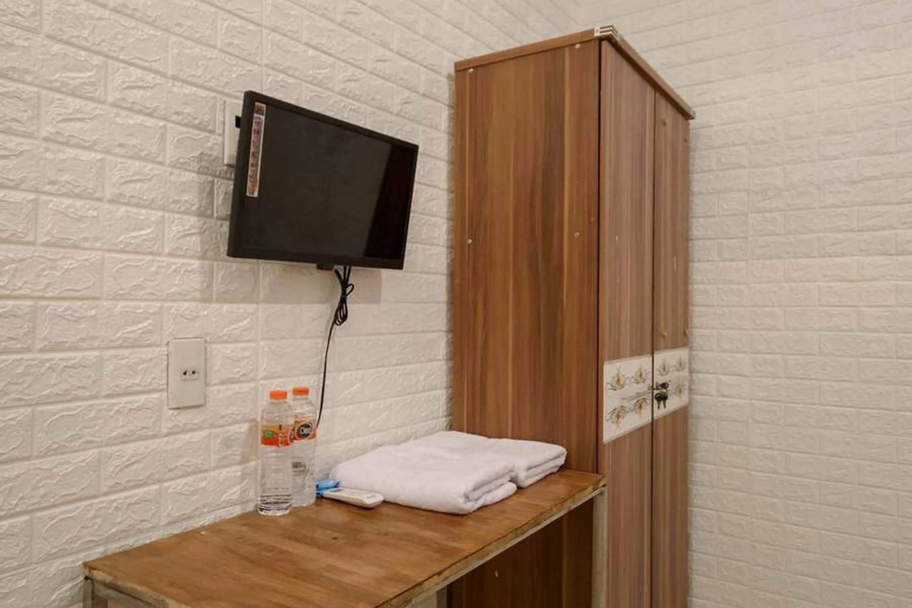 wardrobe in RedDoorz at Mutiara Residence Deli Serdang