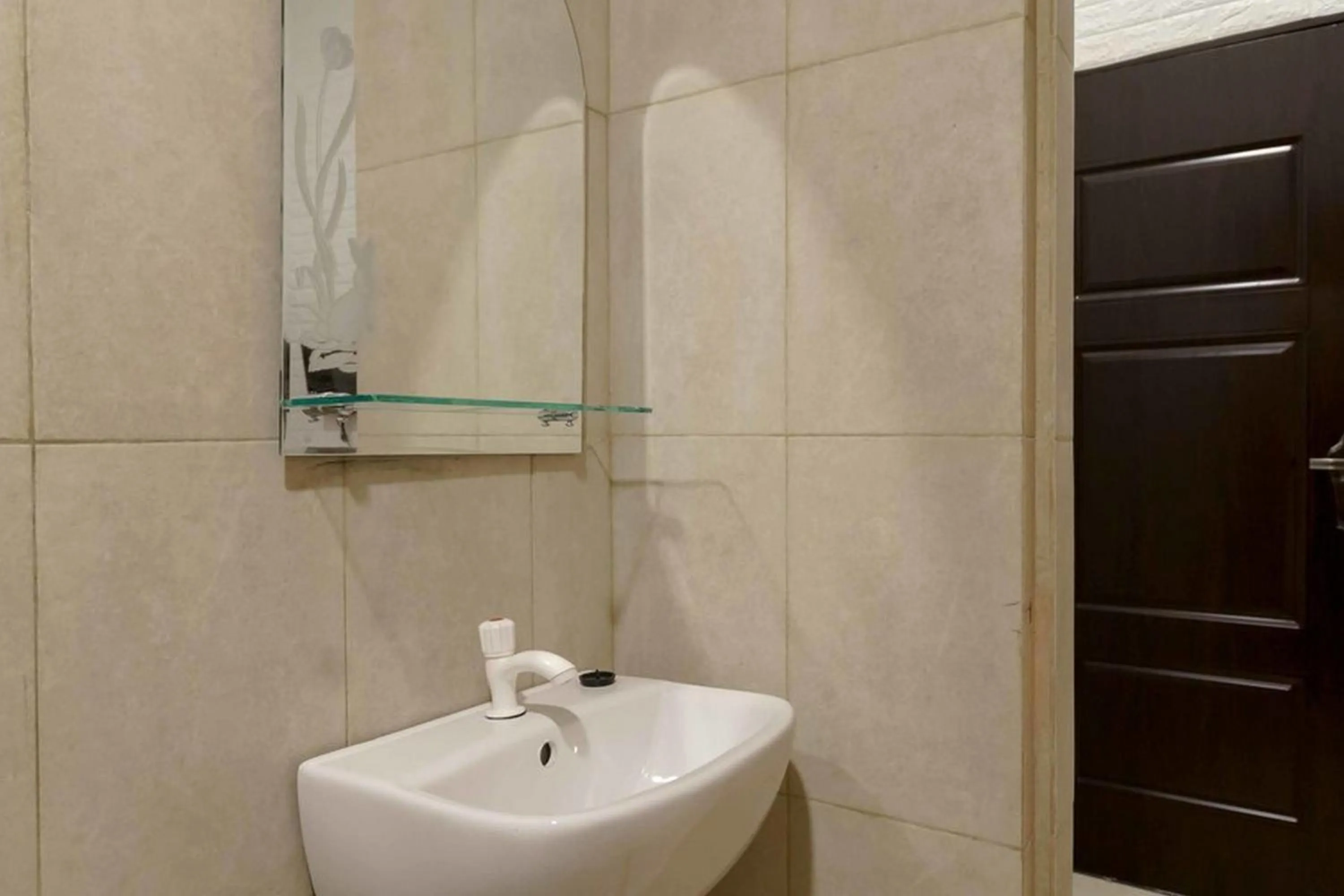 Bathroom in RedDoorz at Mutiara Residence Deli Serdang