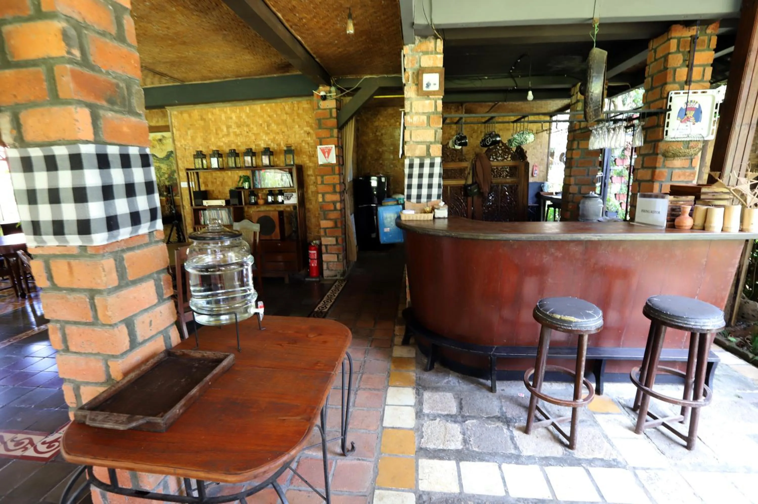 Restaurant/places to eat in Katumbiri Resort