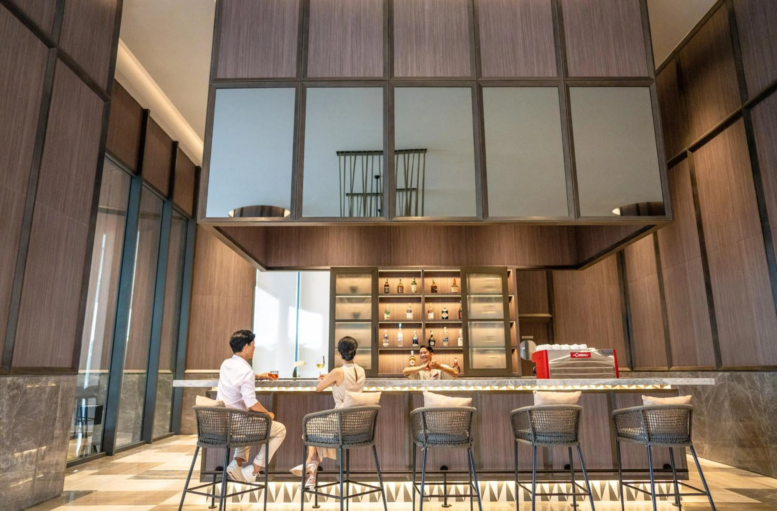 Lounge or bar in Crowne Plaza Phu Quoc Starbay by IHG