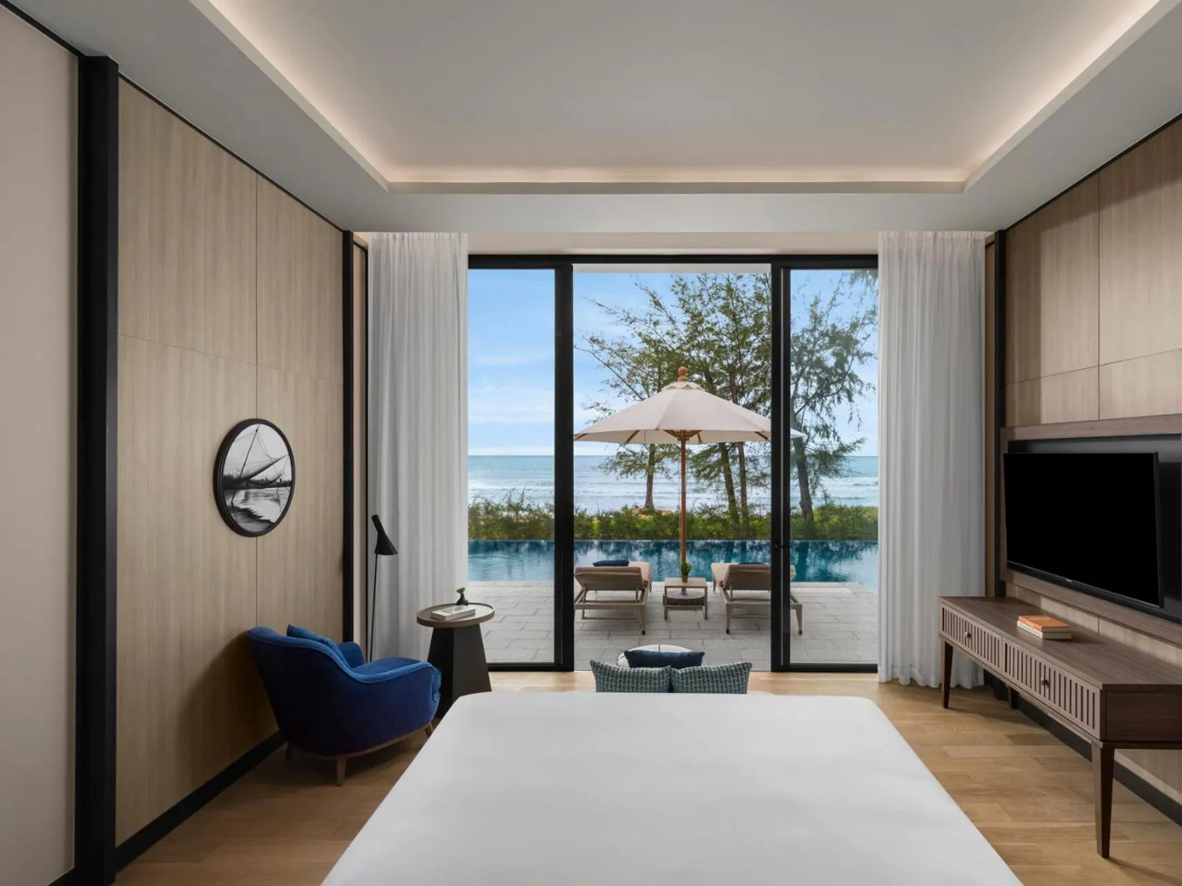 Living room, Bed in Crowne Plaza Phu Quoc Starbay by IHG