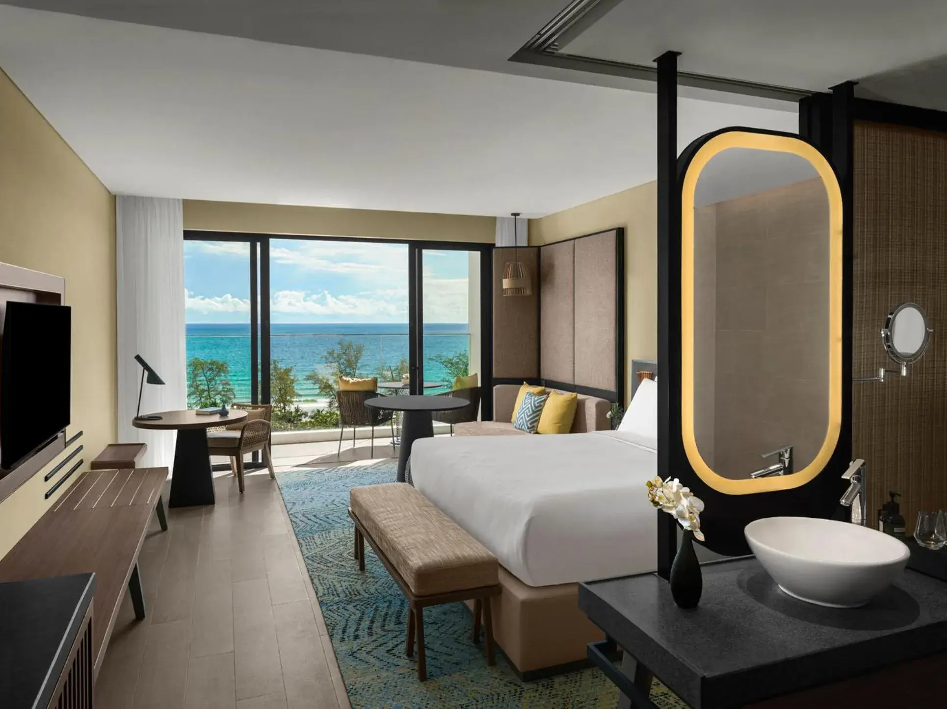 Premium King Room with Oceanfront View in Crowne Plaza Phu Quoc Starbay by IHG Premium King Room with Oceanfront View in Crowne Plaza Phu Quoc Starbay by IHG