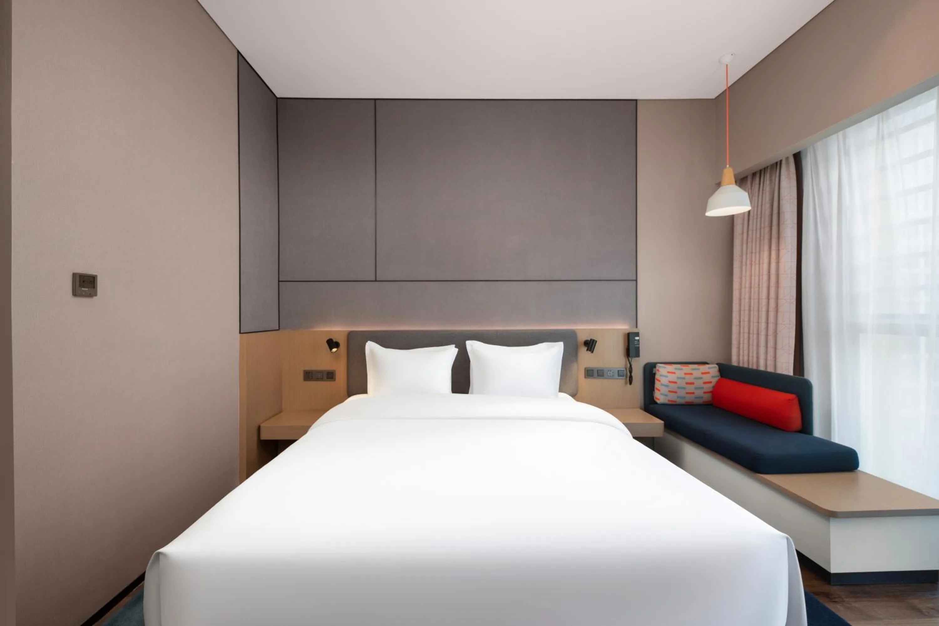 Bedroom, Bed in Holiday Inn Express Shenzhen Longhua by IHG