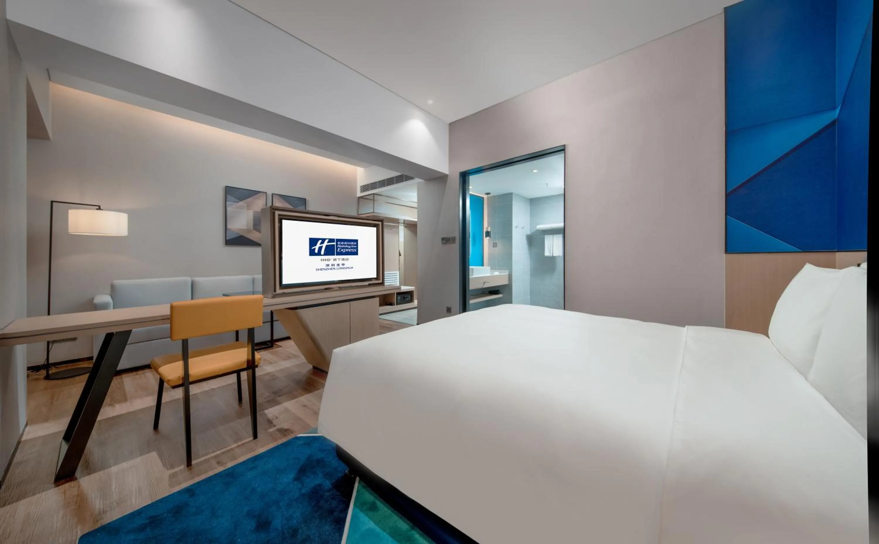 Photo of the whole room, Bed in Holiday Inn Express Shenzhen Longhua by IHG