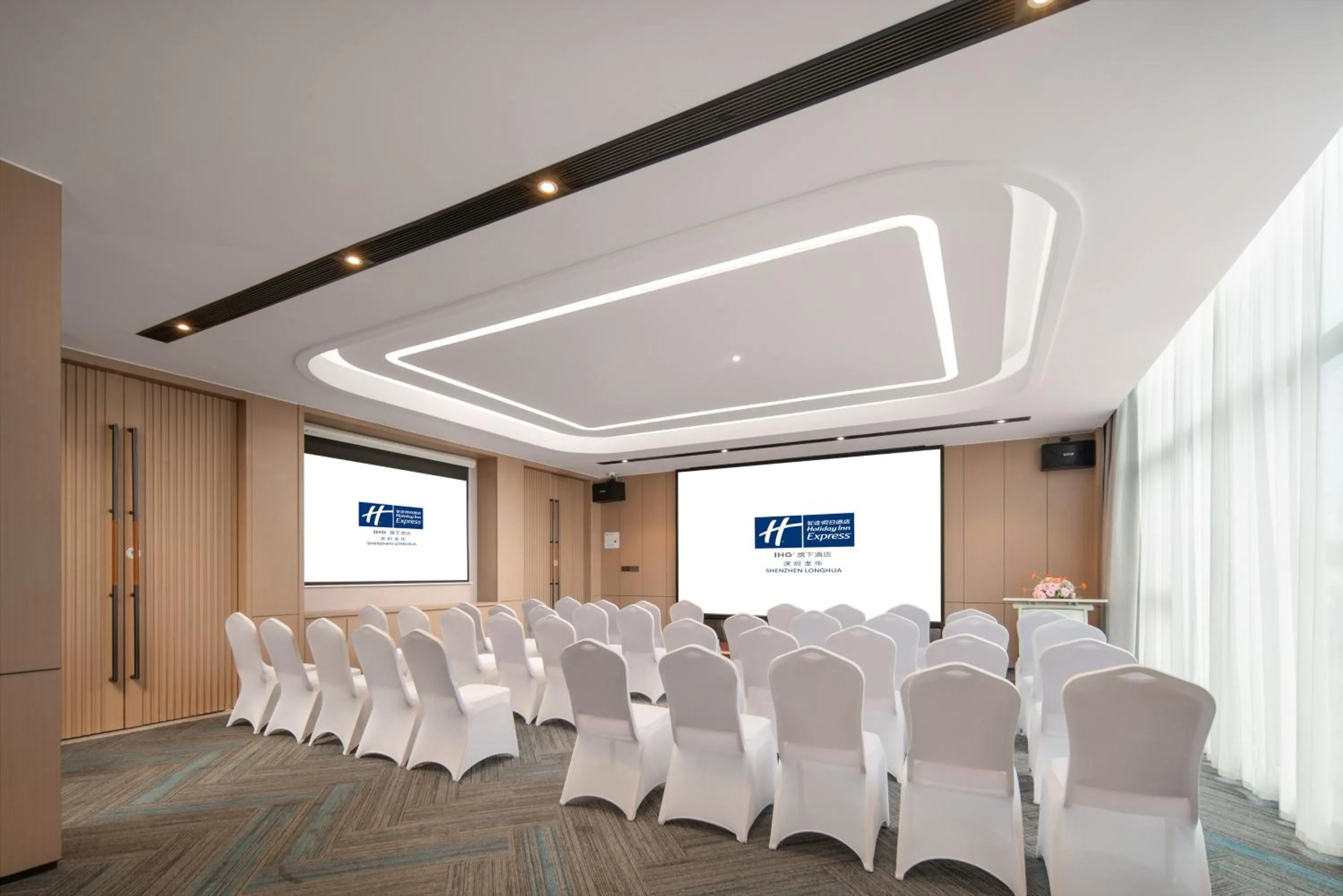 Meeting/conference room in Holiday Inn Express Shenzhen Longhua by IHG