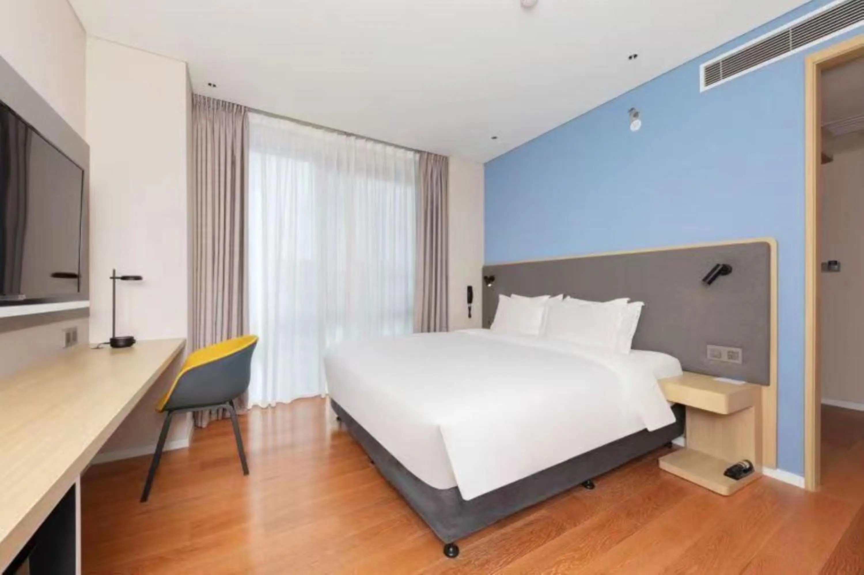Photo of the whole room, Bed in Holiday Inn Express Beijing Yizhuang Tongminghu