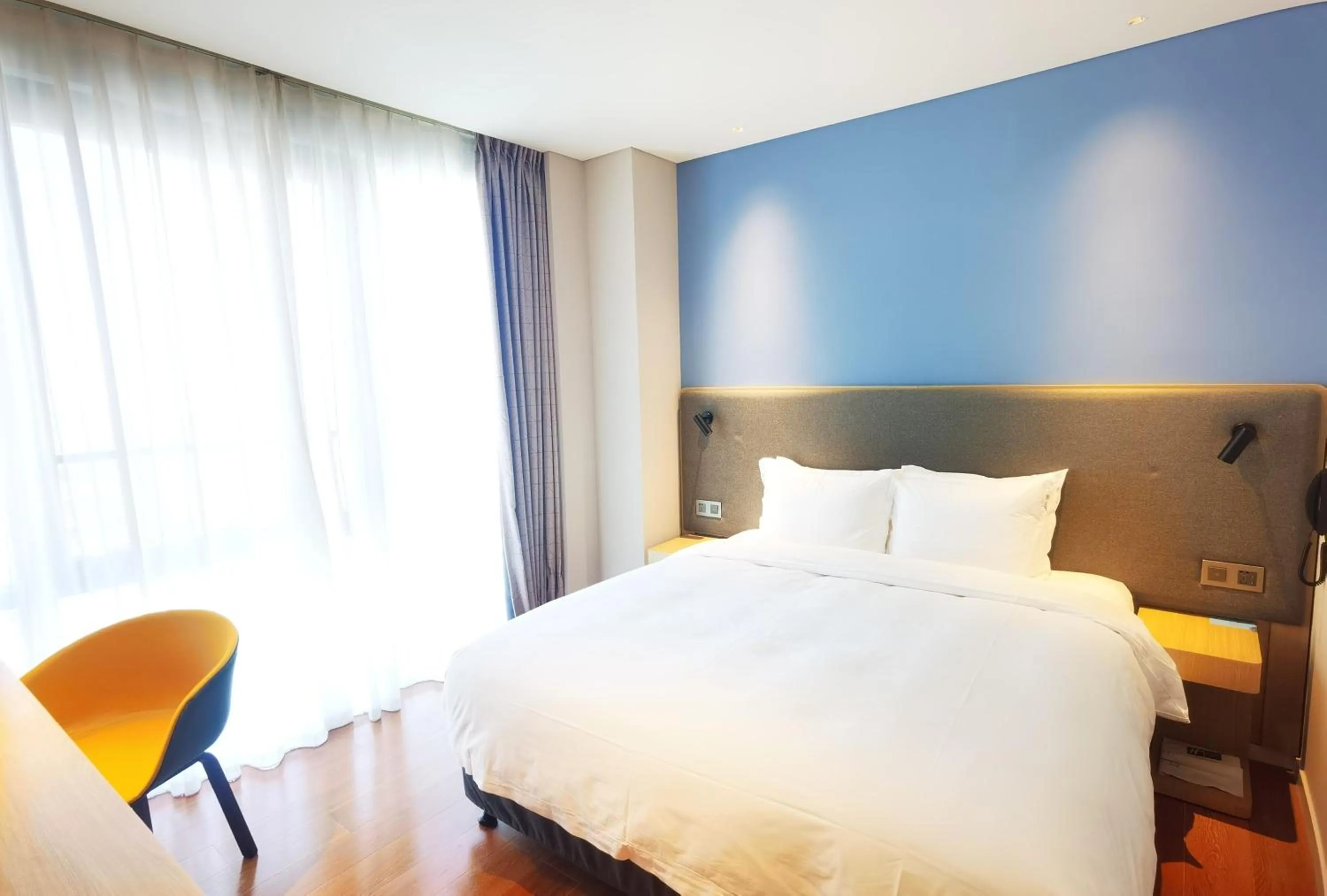Photo of the whole room, Bed in Holiday Inn Express Beijing Yizhuang Tongminghu
