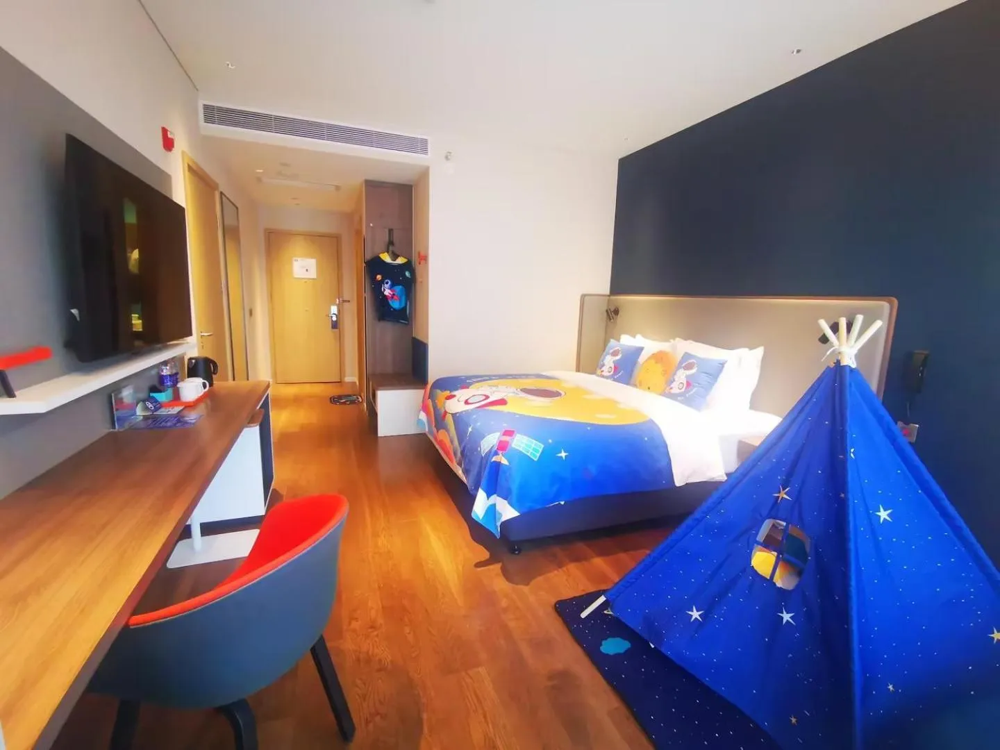 Photo of the whole room, Bed in Holiday Inn Express Beijing Yizhuang Tongminghu