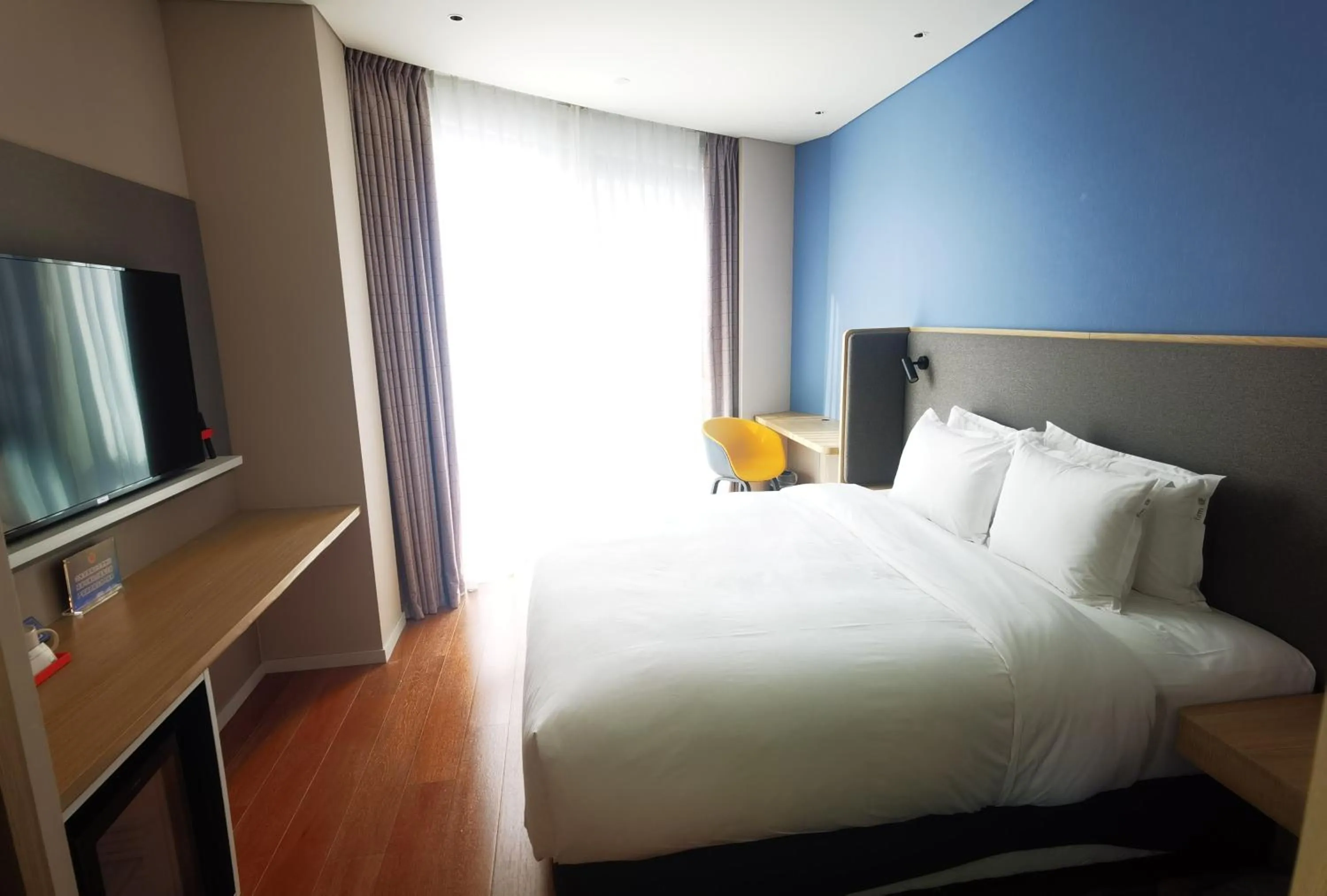 Photo of the whole room, Bed in Holiday Inn Express Beijing Yizhuang Tongminghu