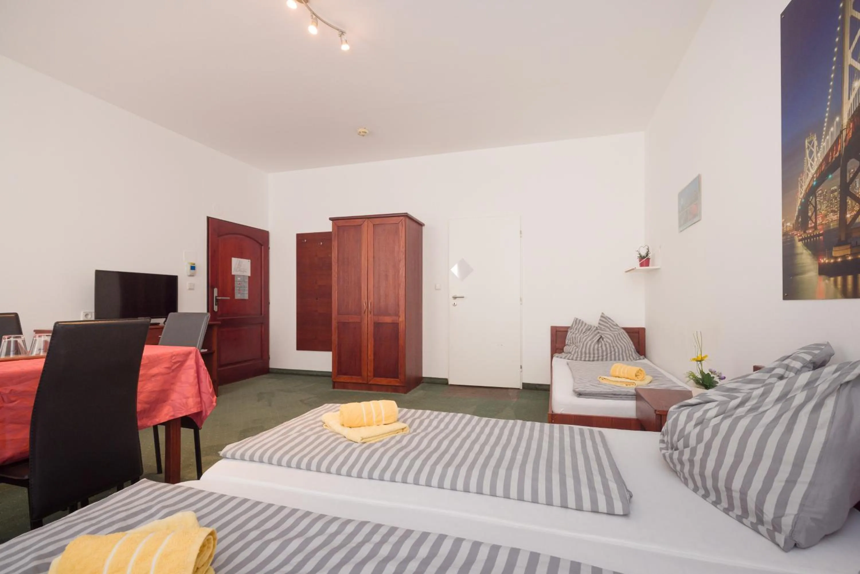 TV and multimedia, Bed in Pension San Francisco