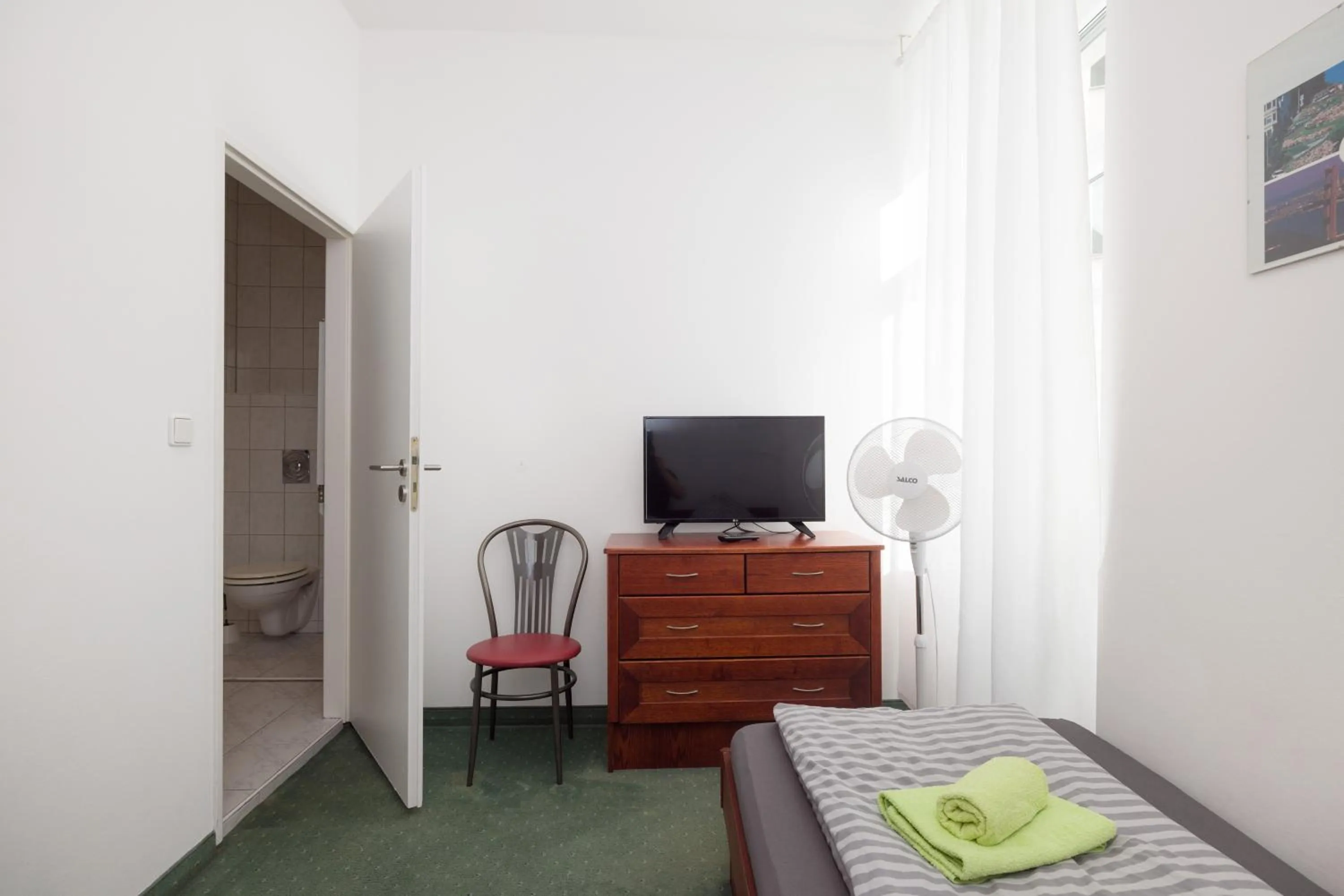 TV and multimedia, Bed in Pension San Francisco