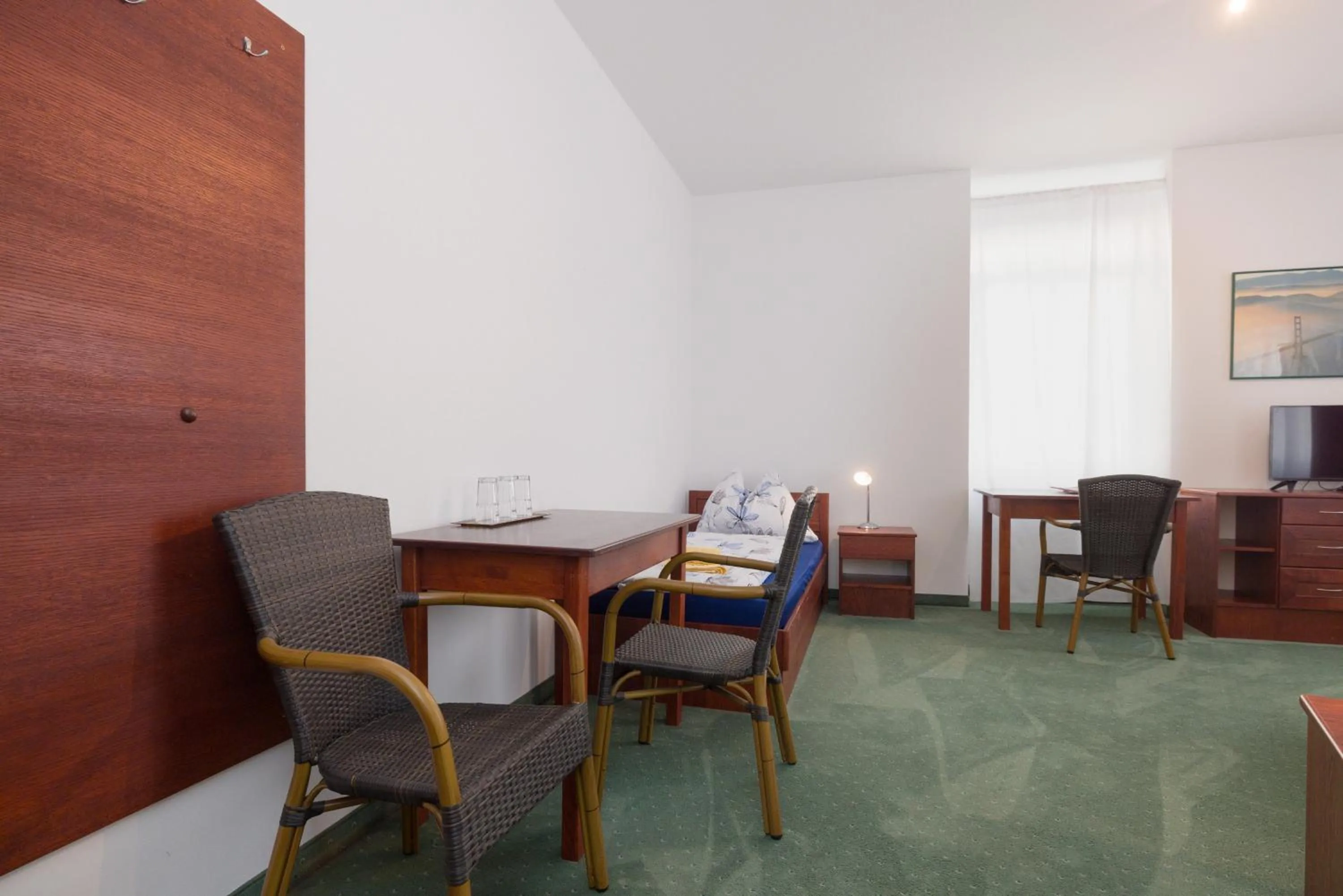 Photo of the whole room in Pension San Francisco