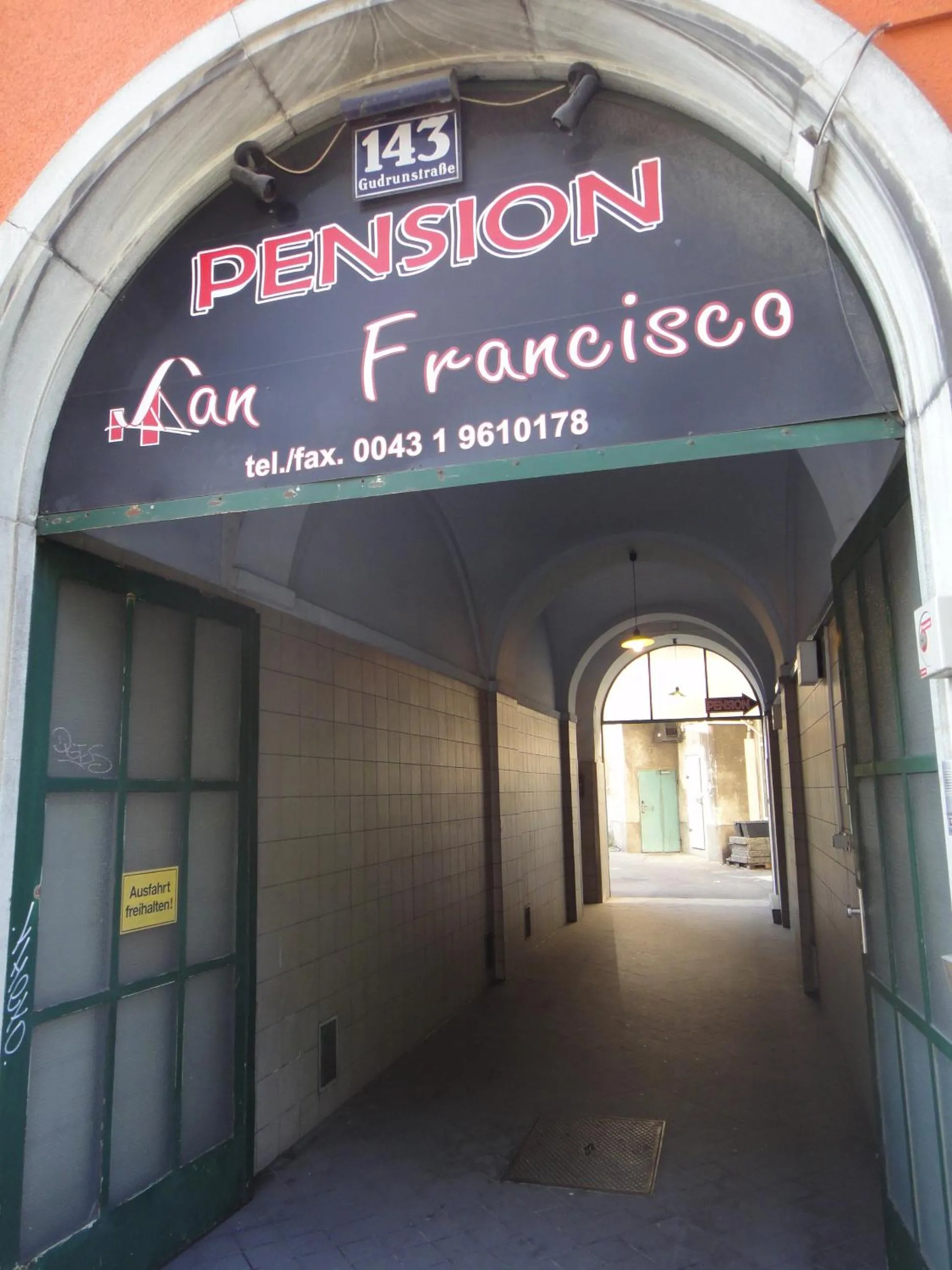 Facade/entrance in Pension San Francisco