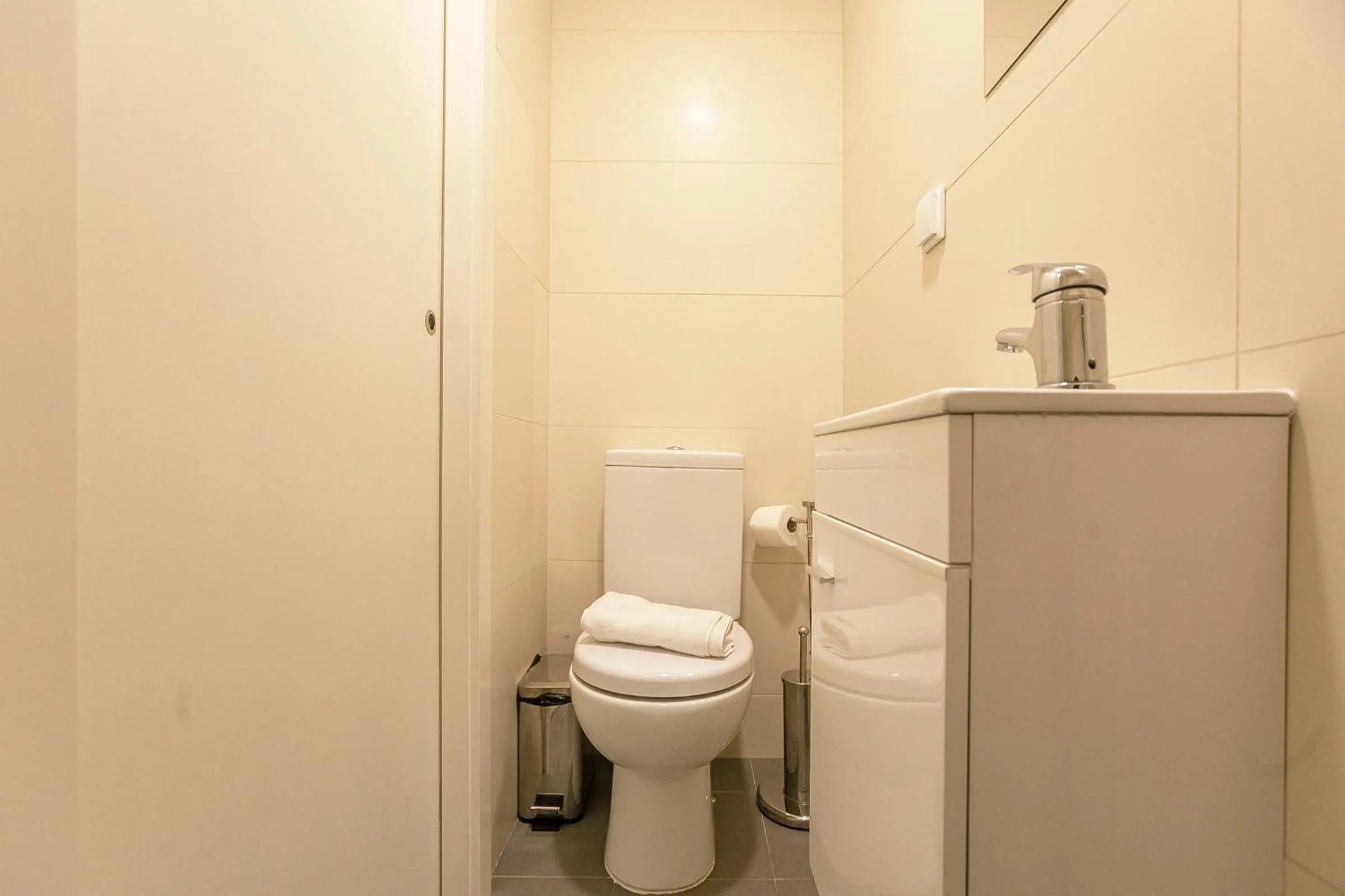 Bathroom in LovelyStay - 1st A Mirante