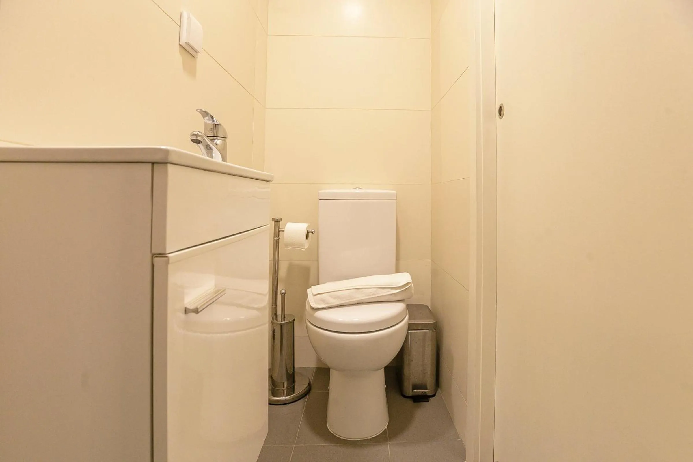 Bathroom in LovelyStay - 1st A Mirante