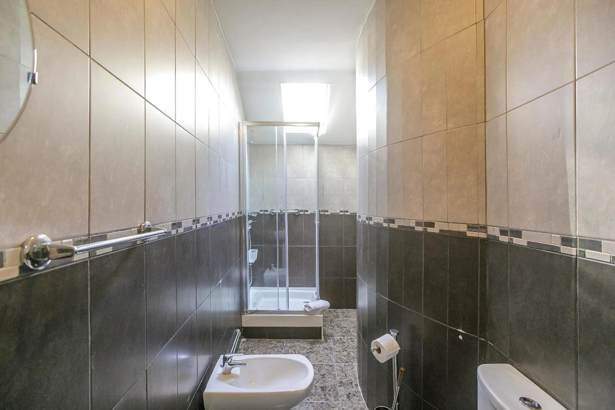 Bathroom in LovelyStay - 1st A Mirante