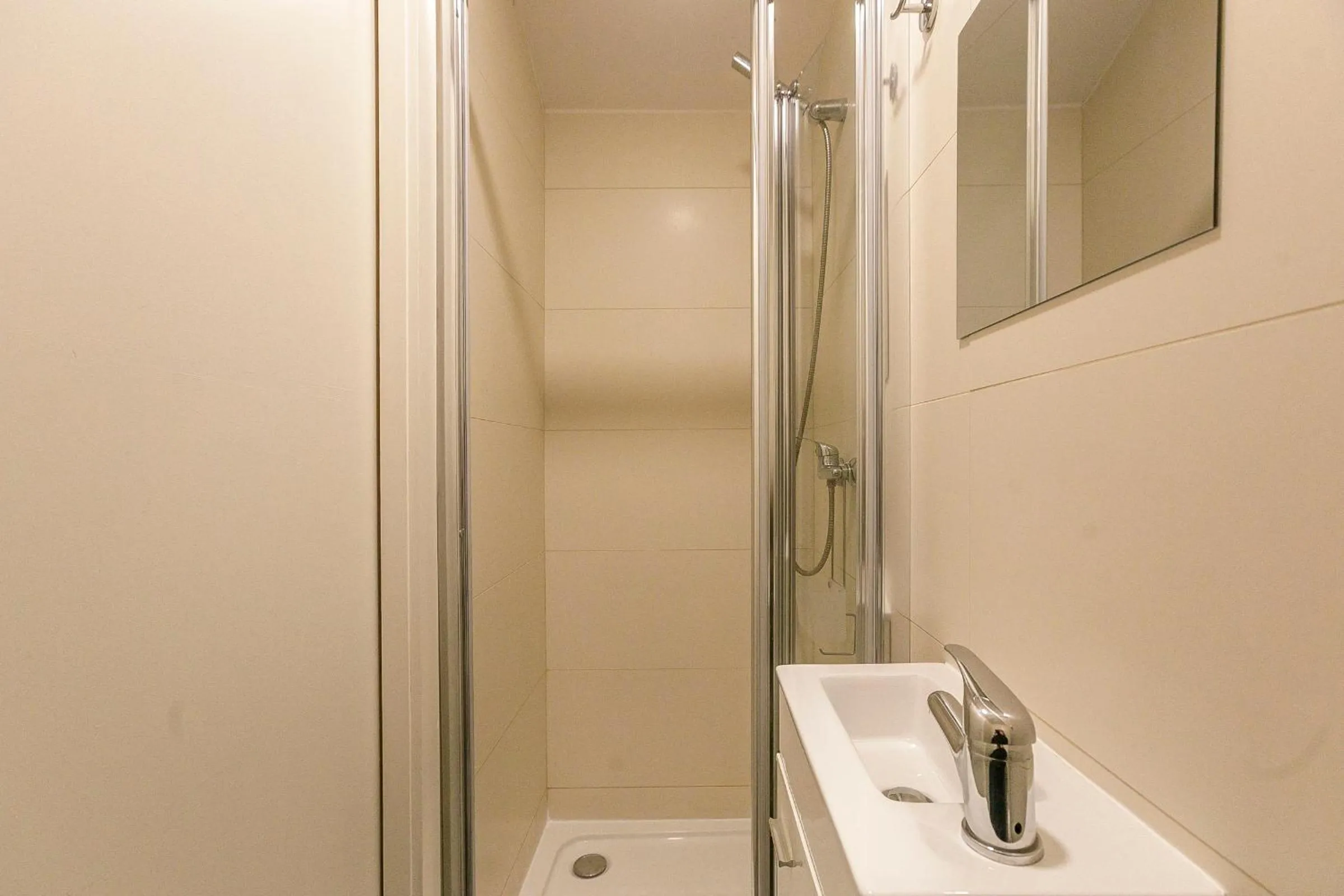 Bathroom in LovelyStay - 1st A Mirante