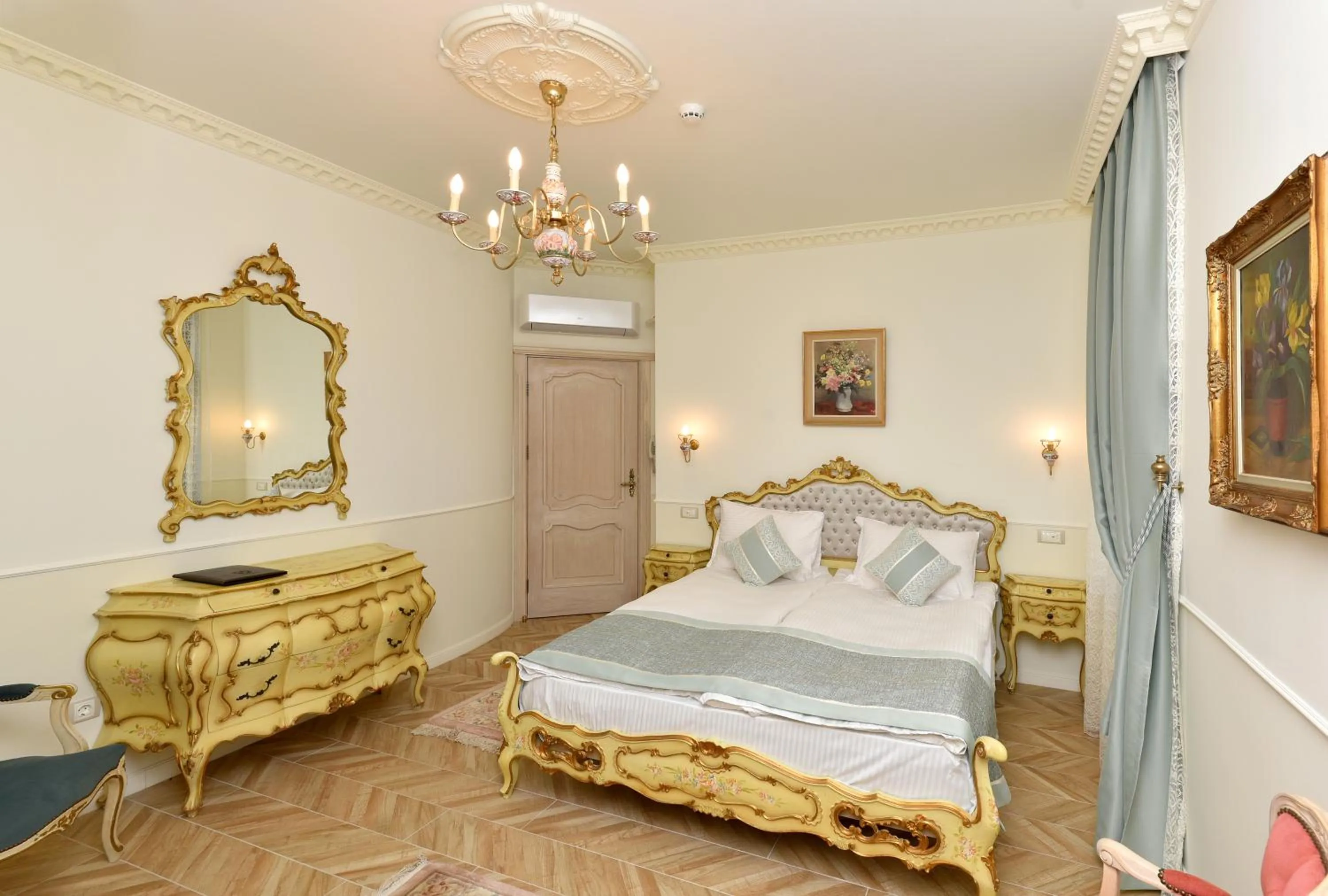 Photo of the whole room, Bed in Royal Hotel