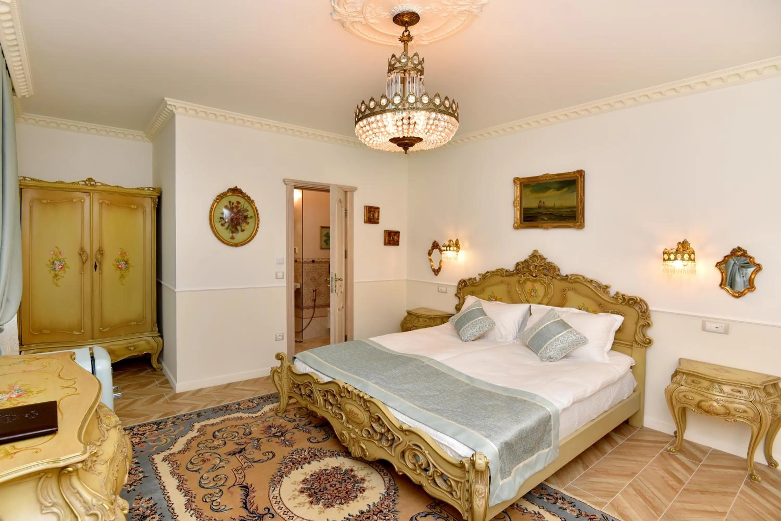 Bedroom, Bed in Royal Hotel